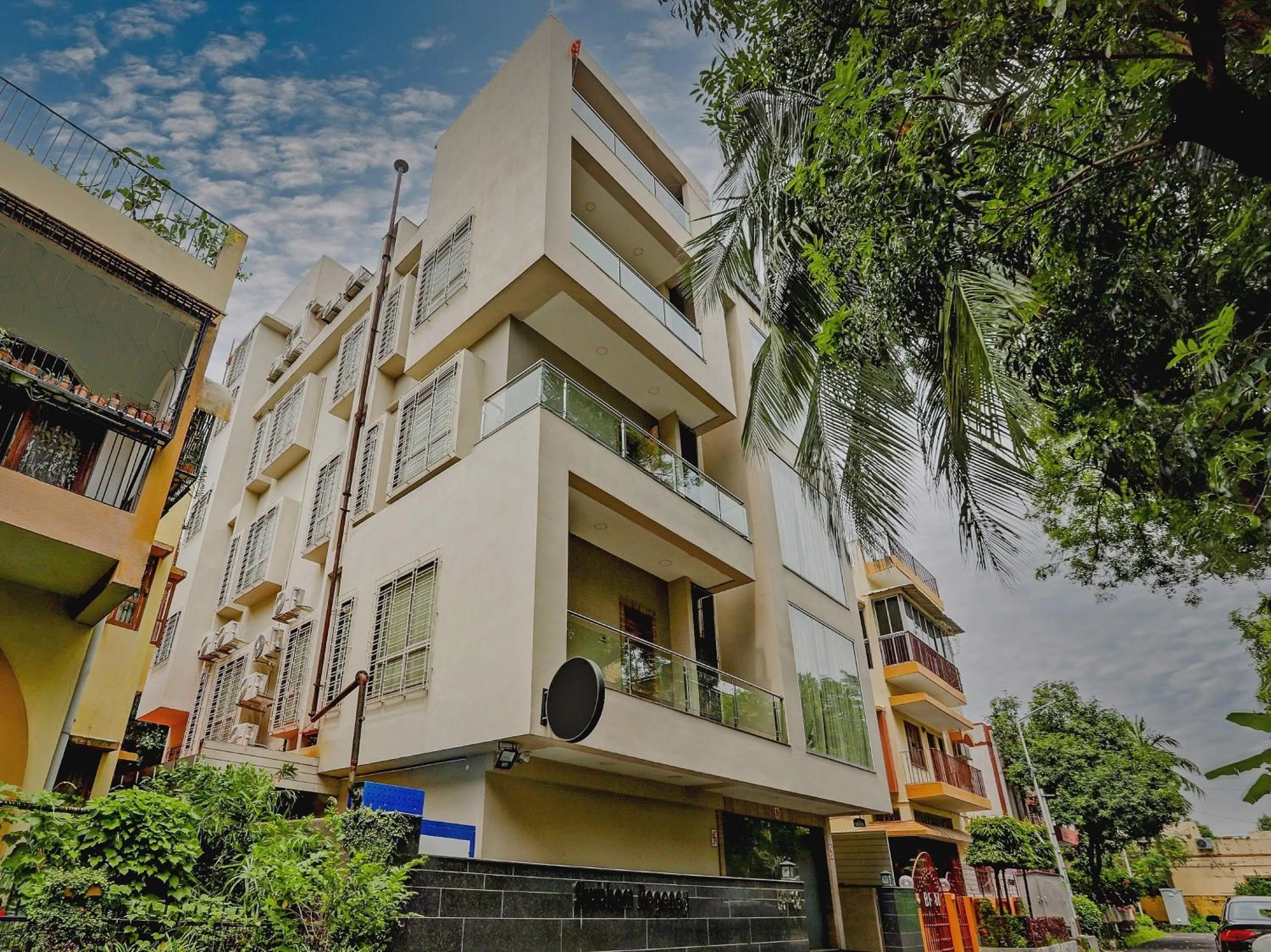 Facade/entrance in Super Townhouse OAK Shubhham Regency