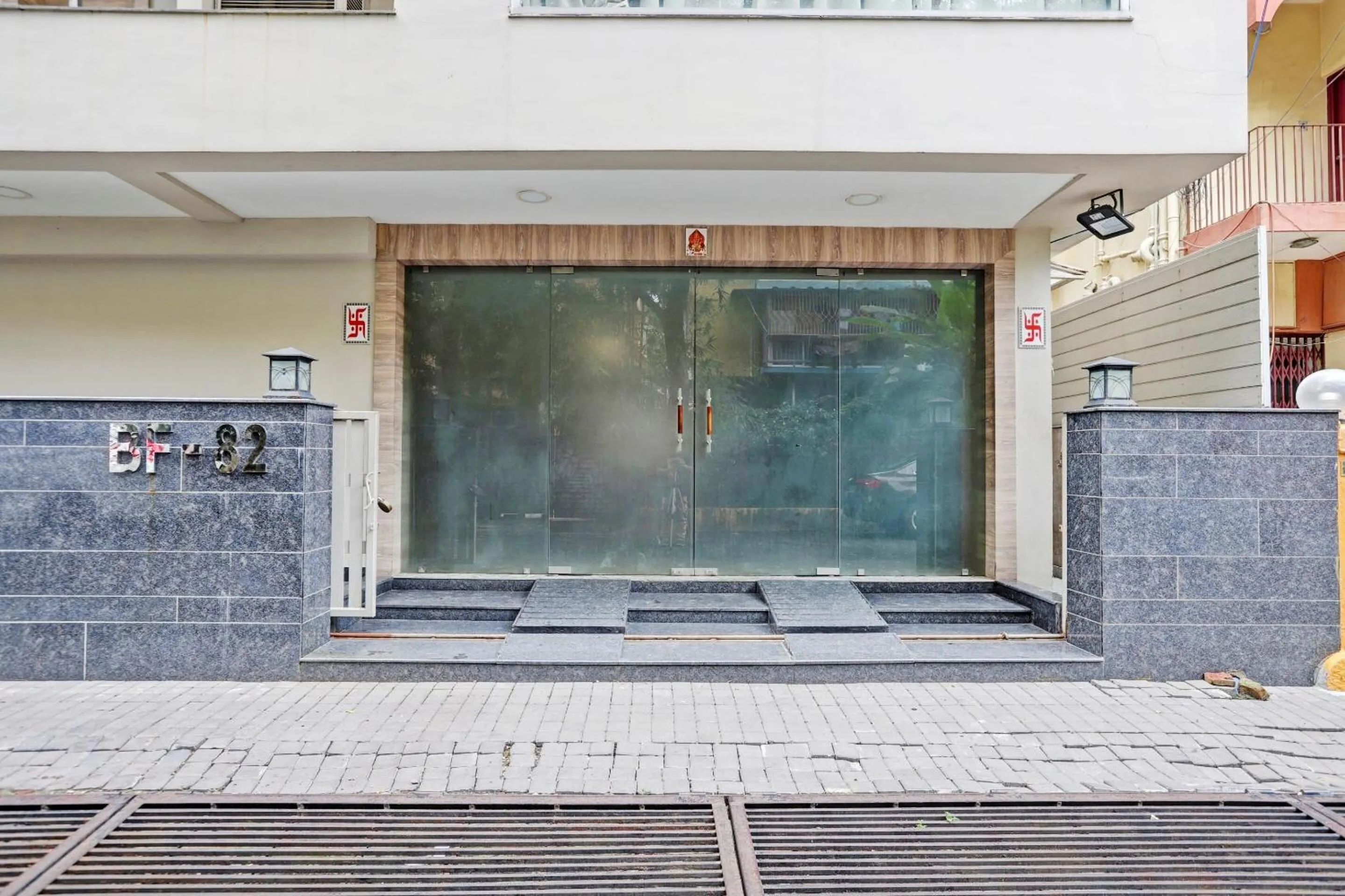 Facade/entrance in Super Townhouse OAK Shubhham Regency