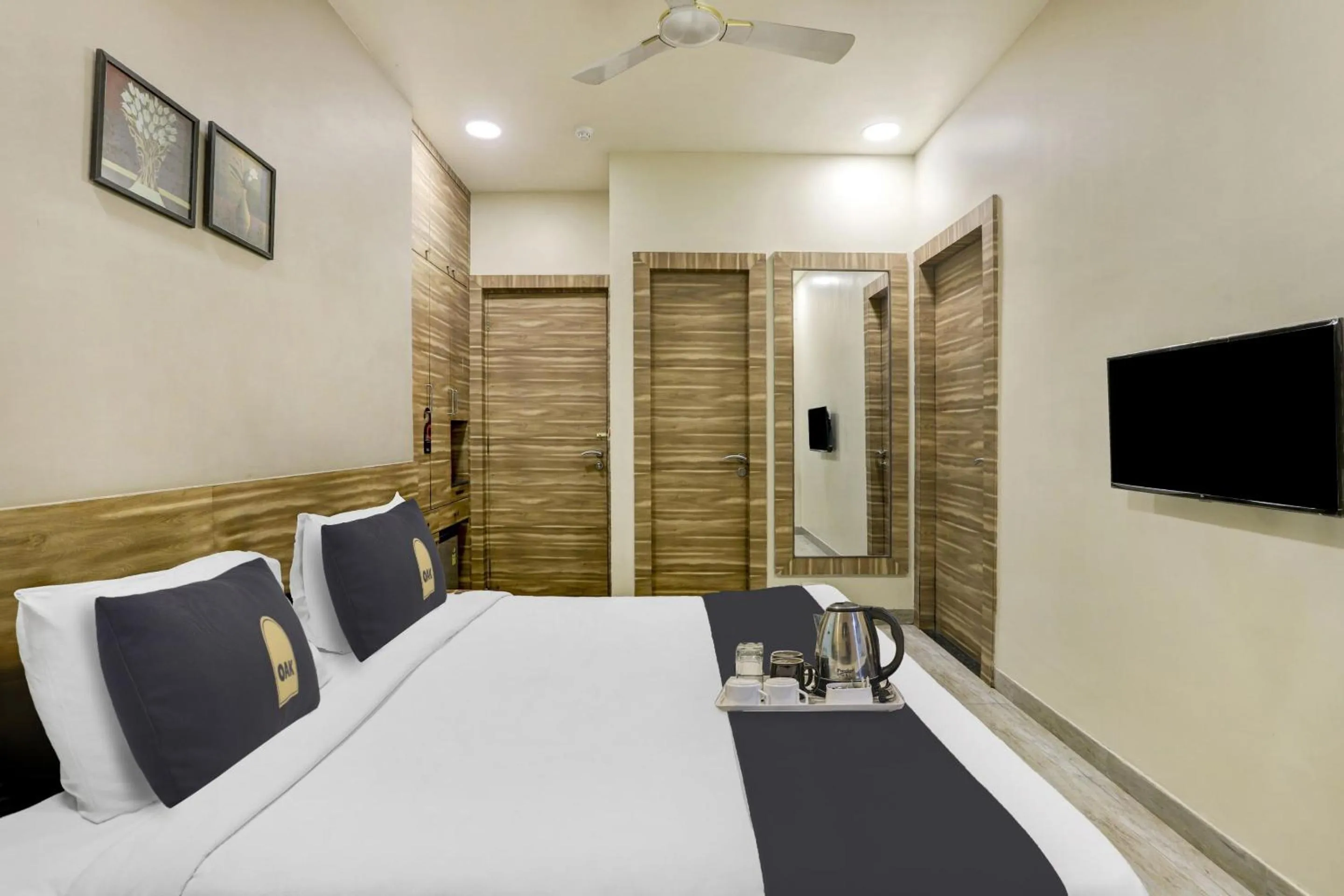 Bedroom, Bed in Super Townhouse OAK Shubhham Regency