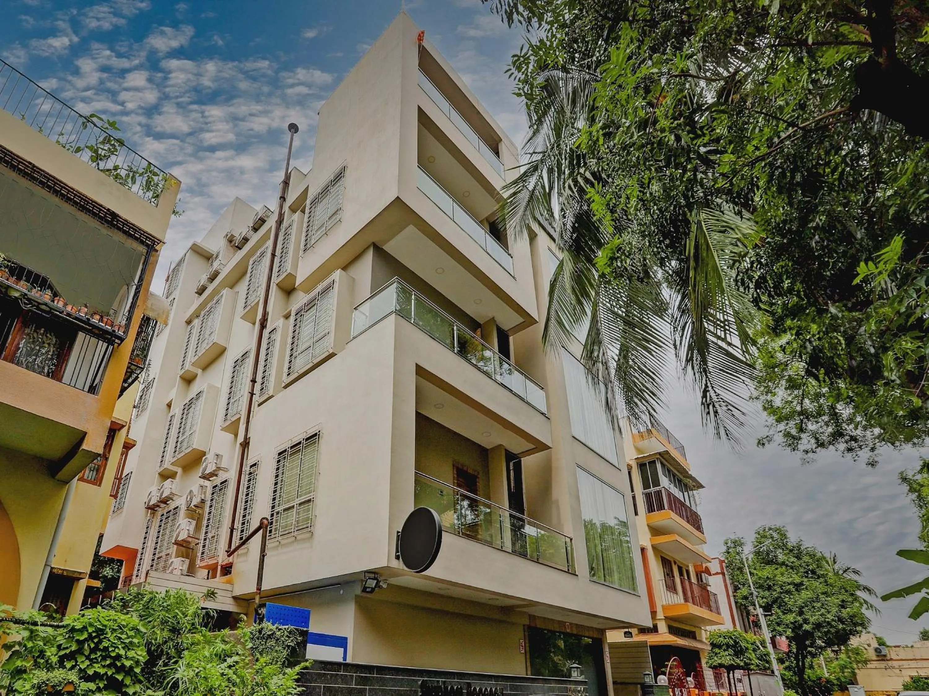 Facade/entrance in Super Townhouse OAK Shubhham Regency