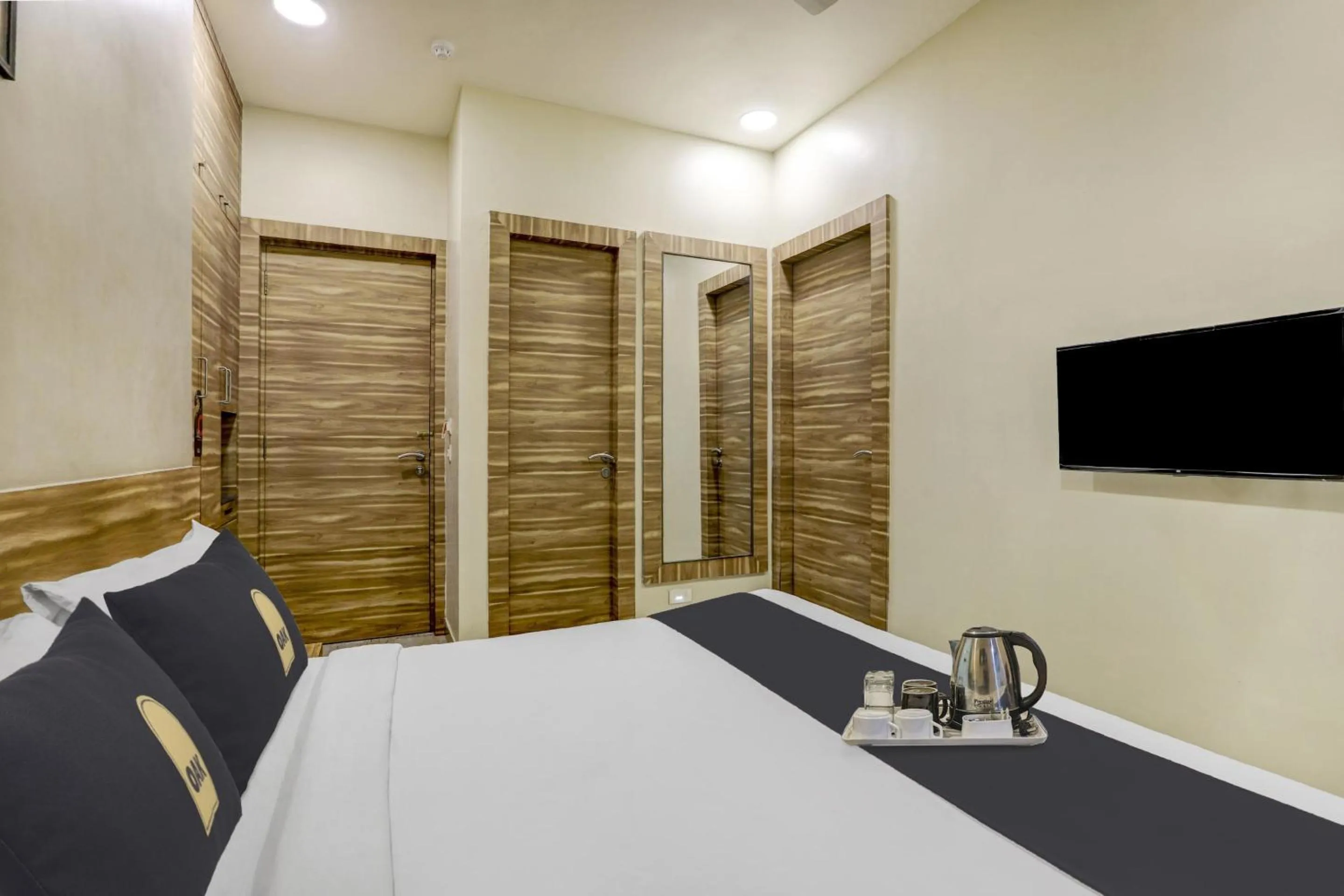 Bedroom, Bed in Super Townhouse OAK Shubhham Regency