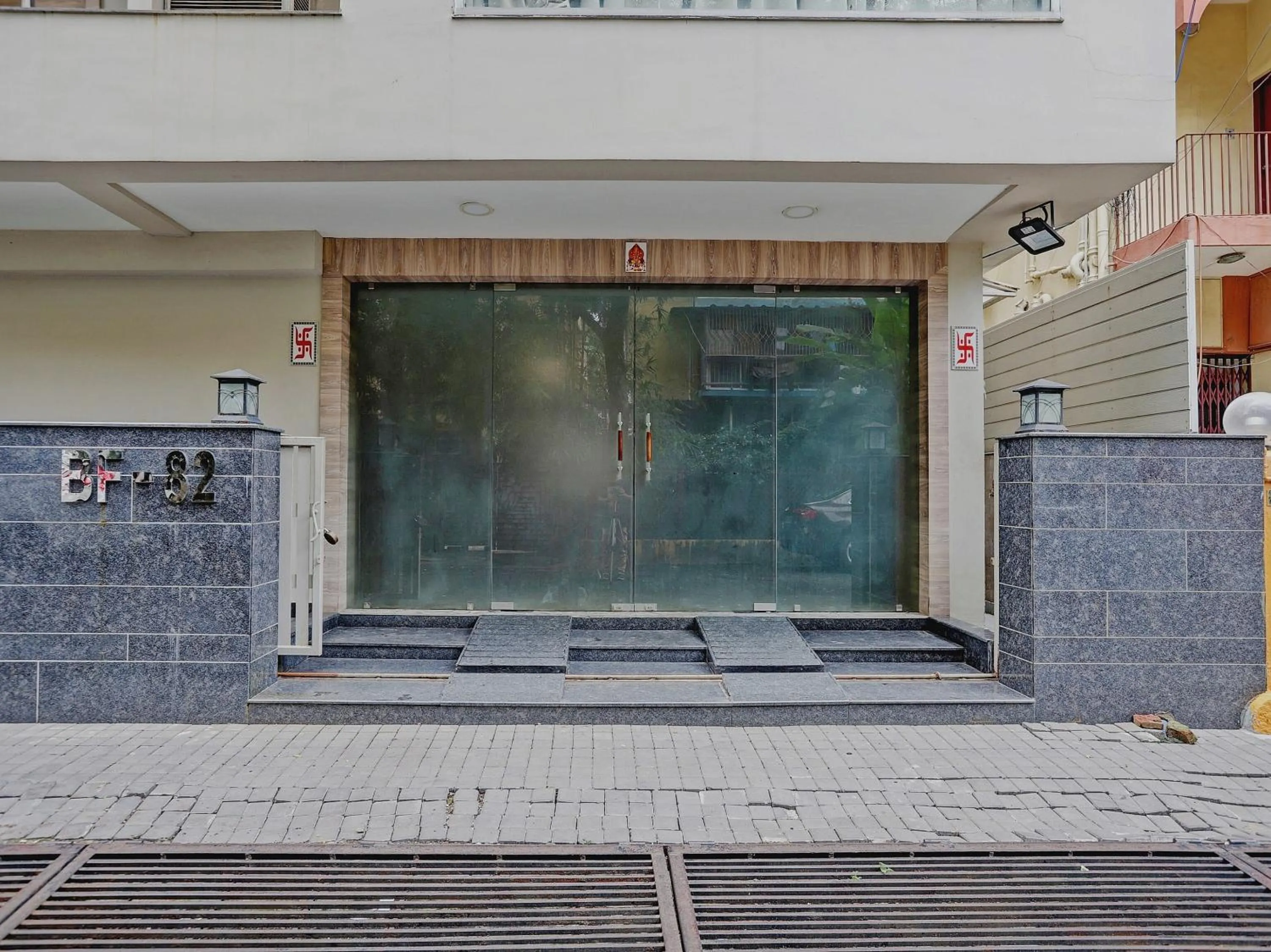 Facade/entrance in Super Townhouse OAK Shubhham Regency