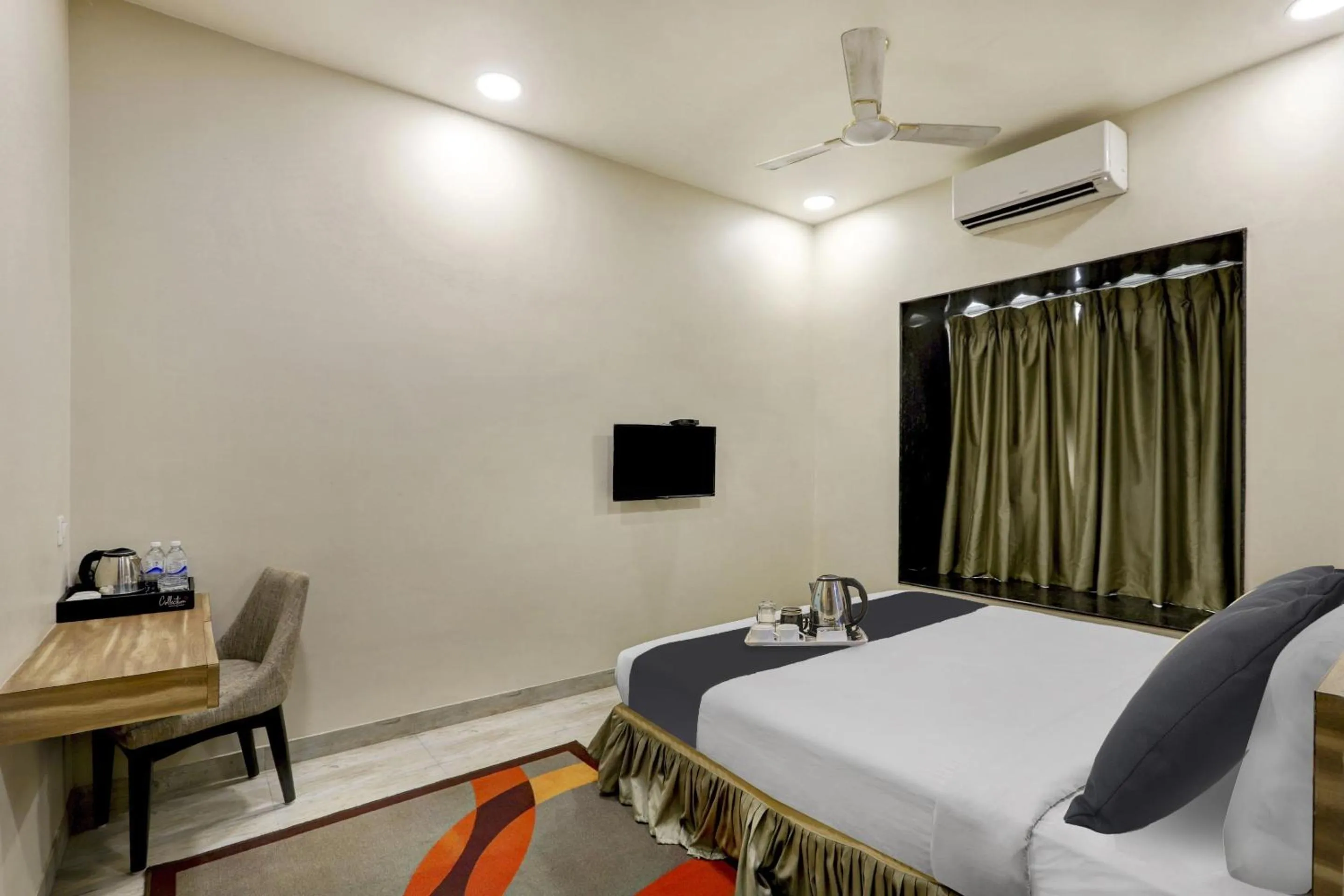 Bedroom, Bed in Super Townhouse OAK Shubhham Regency