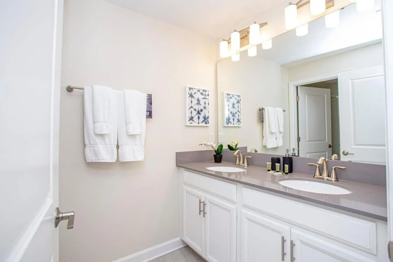 Gorgeous 4 Bedroom w/ Pool Close to Disney 4836