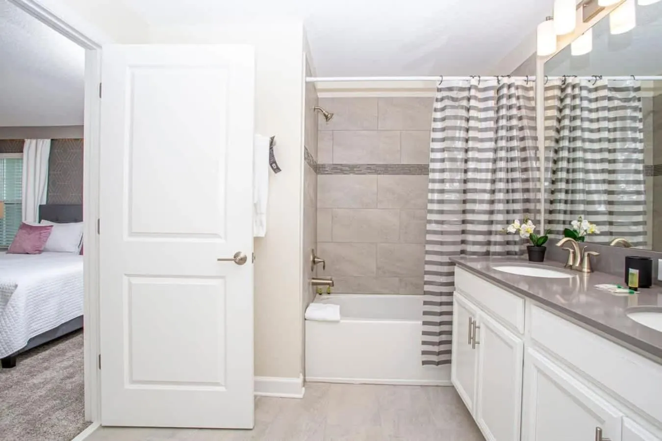 Bed in Gorgeous 4 Bedroom w/ Pool Close to Disney 4836