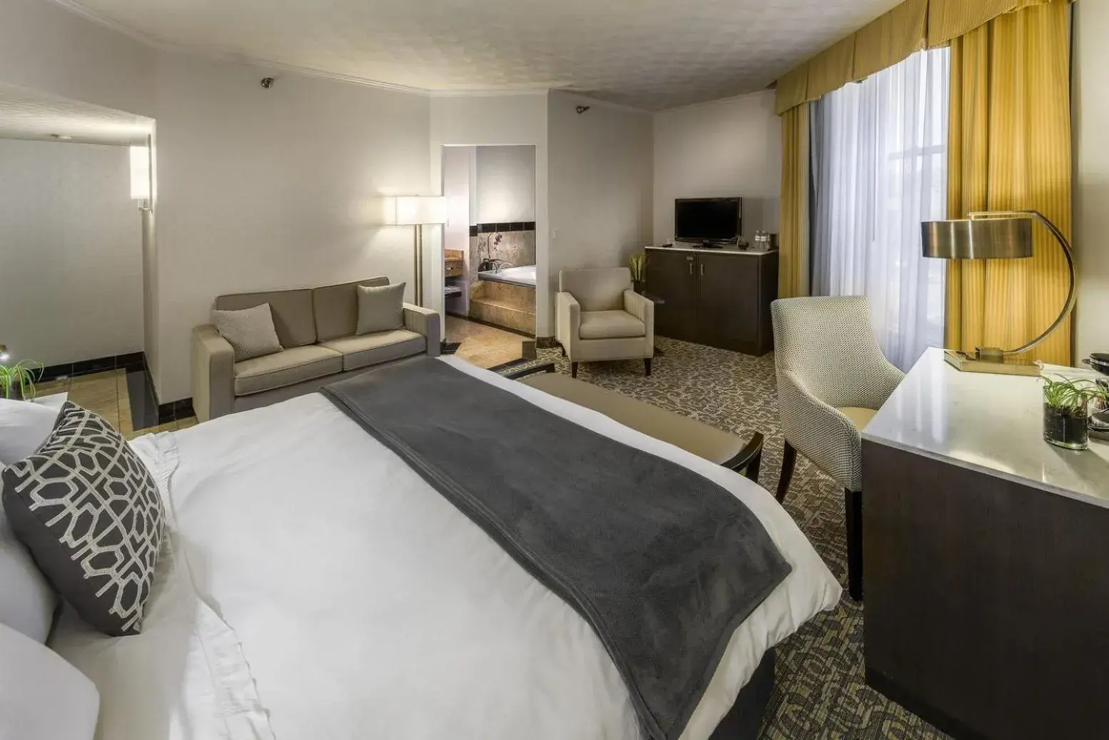 King Room with Roll-In Shower - Disability Access/Non Smoking in Radisson Lackawanna Station Hotel Scranton King Room with Roll-In Shower - Disability Access/Non Smoking in Radisson Lackawanna Station Hotel Scranton