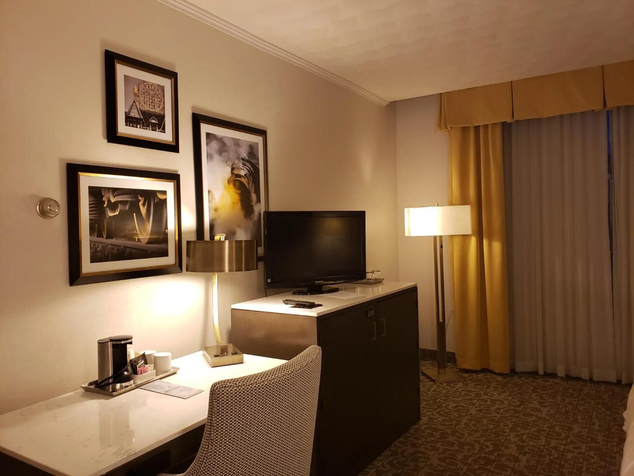 TV and multimedia, Bed in Radisson Lackawanna Station Hotel Scranton