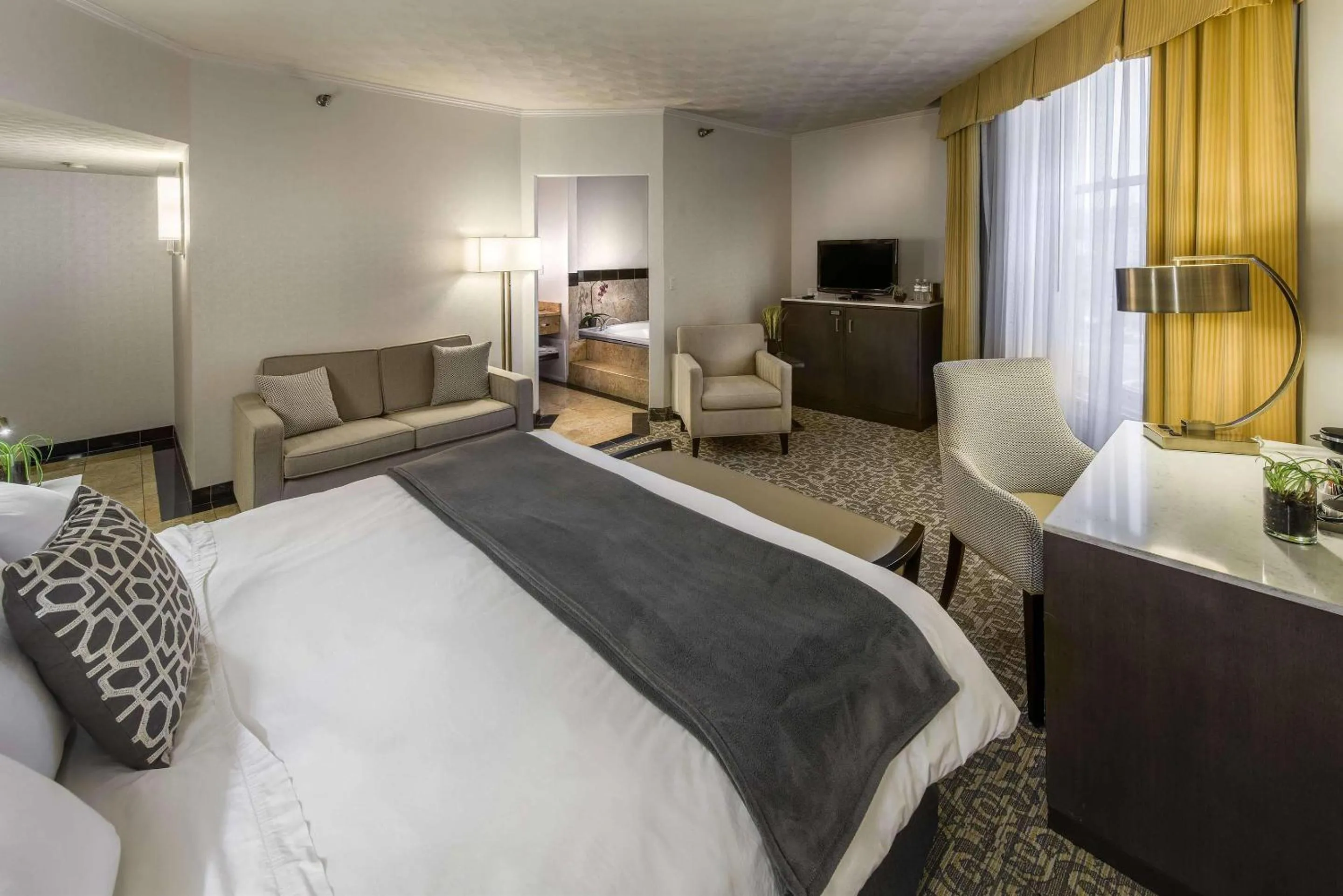 Bedroom, Bed in Radisson Lackawanna Station Hotel Scranton