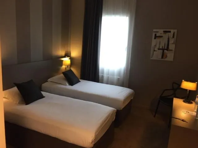 Bed in Brit Hotel Le Galion & Spa