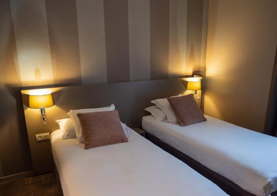 Bed in Brit Hotel Le Galion & Spa