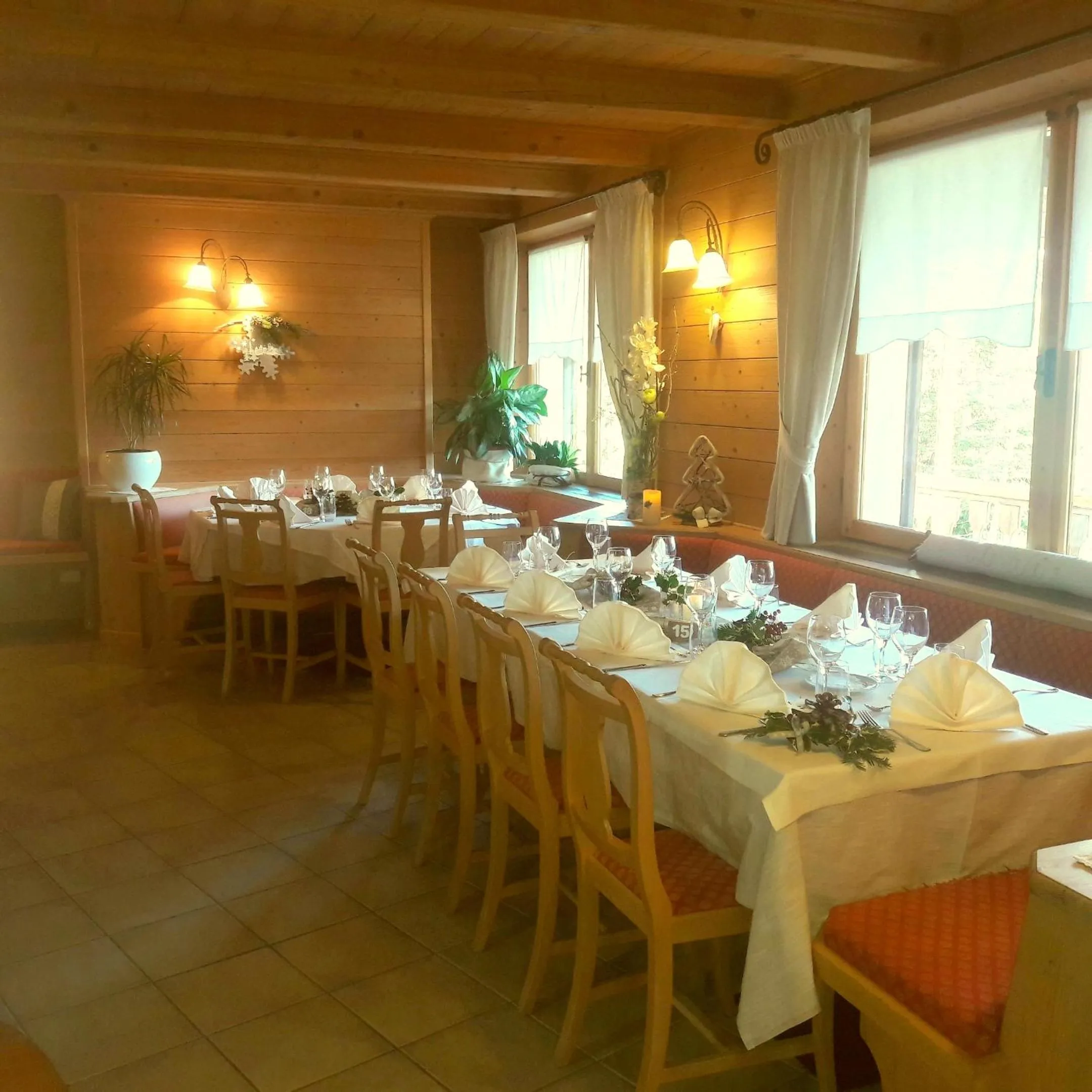 Restaurant/places to eat in Residence Mirage