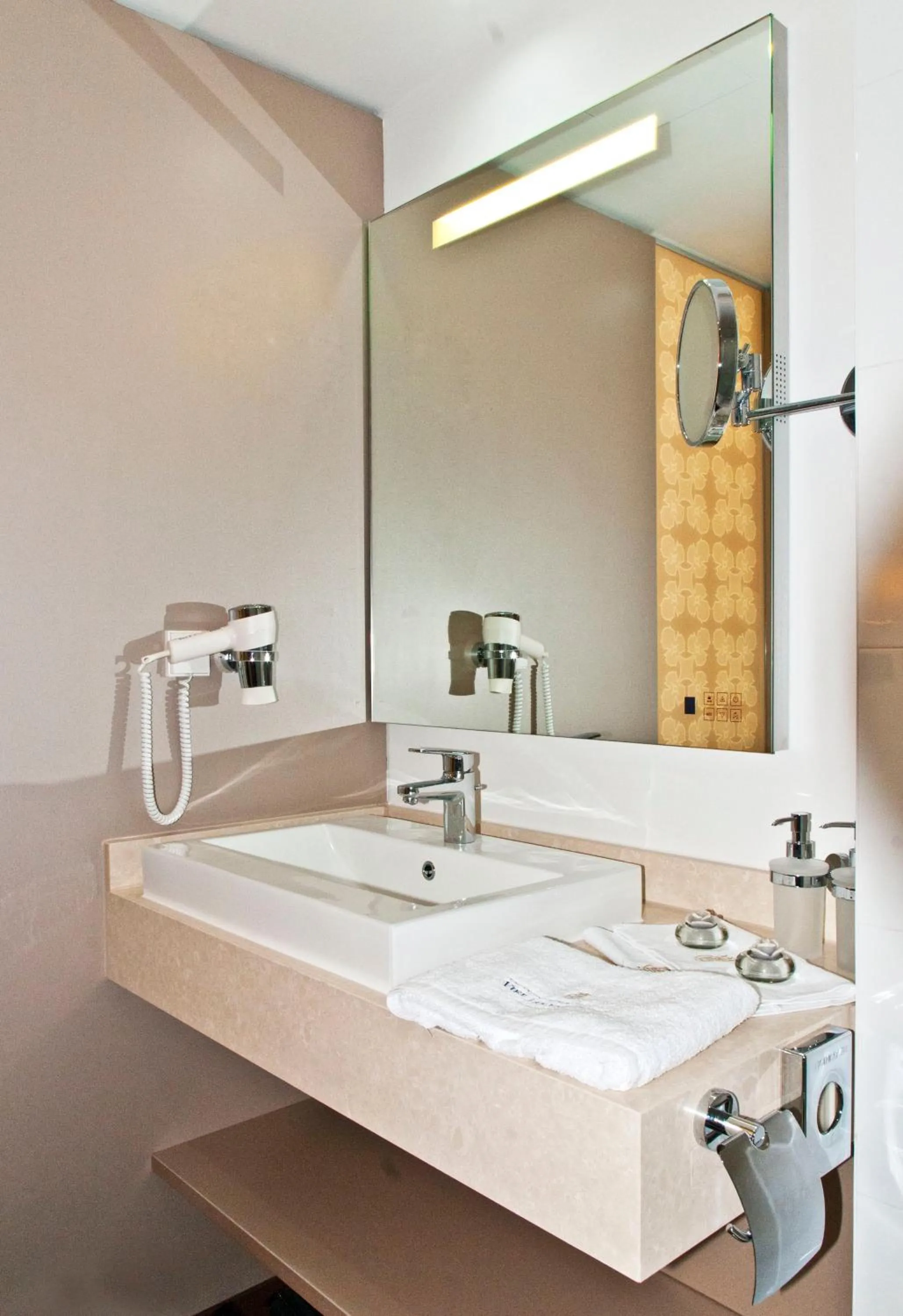 Bathroom in Hotel Vier Jahreszeiten Berlin City