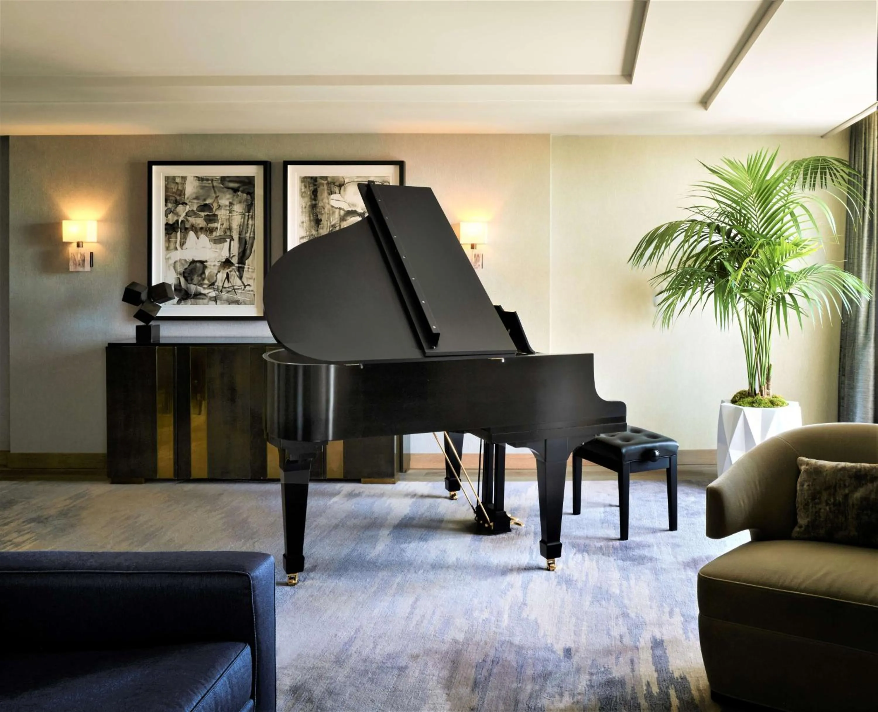 Photo of the whole room in L'Ermitage Beverly Hills