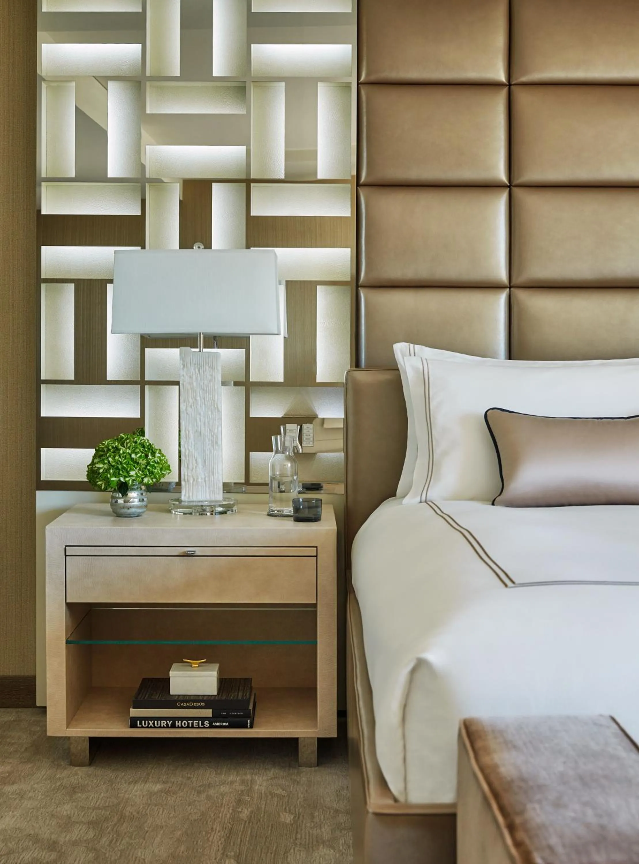 Bedroom, Bed in L'Ermitage Beverly Hills