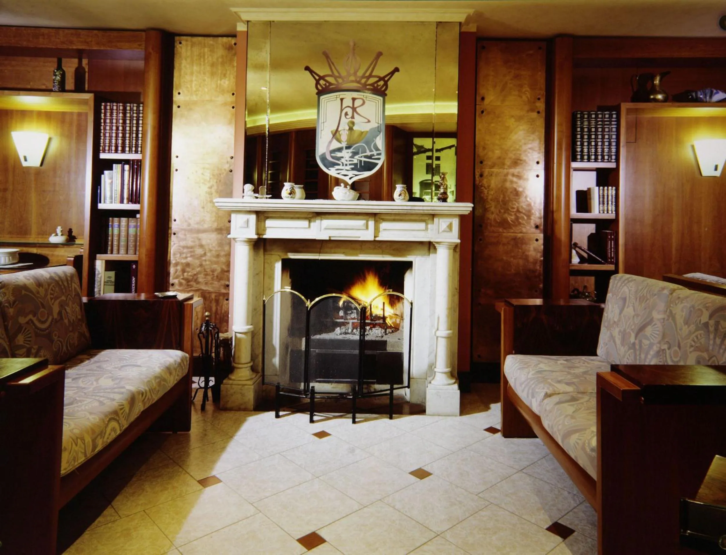 Library in Hotel Reale