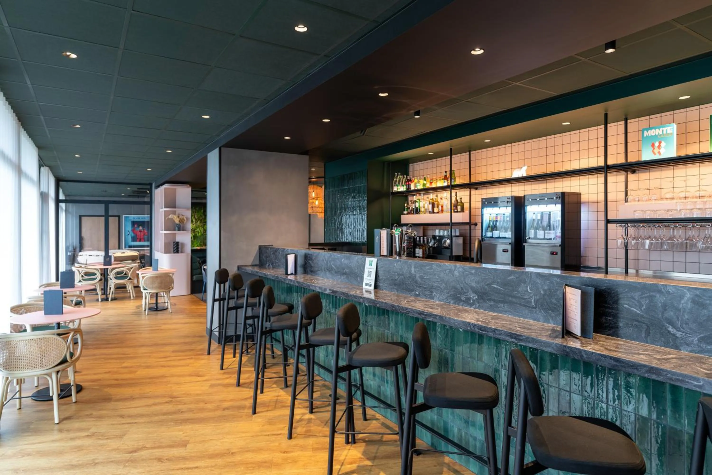 Lounge or bar in Ibis Styles Dijon Nord Valmy