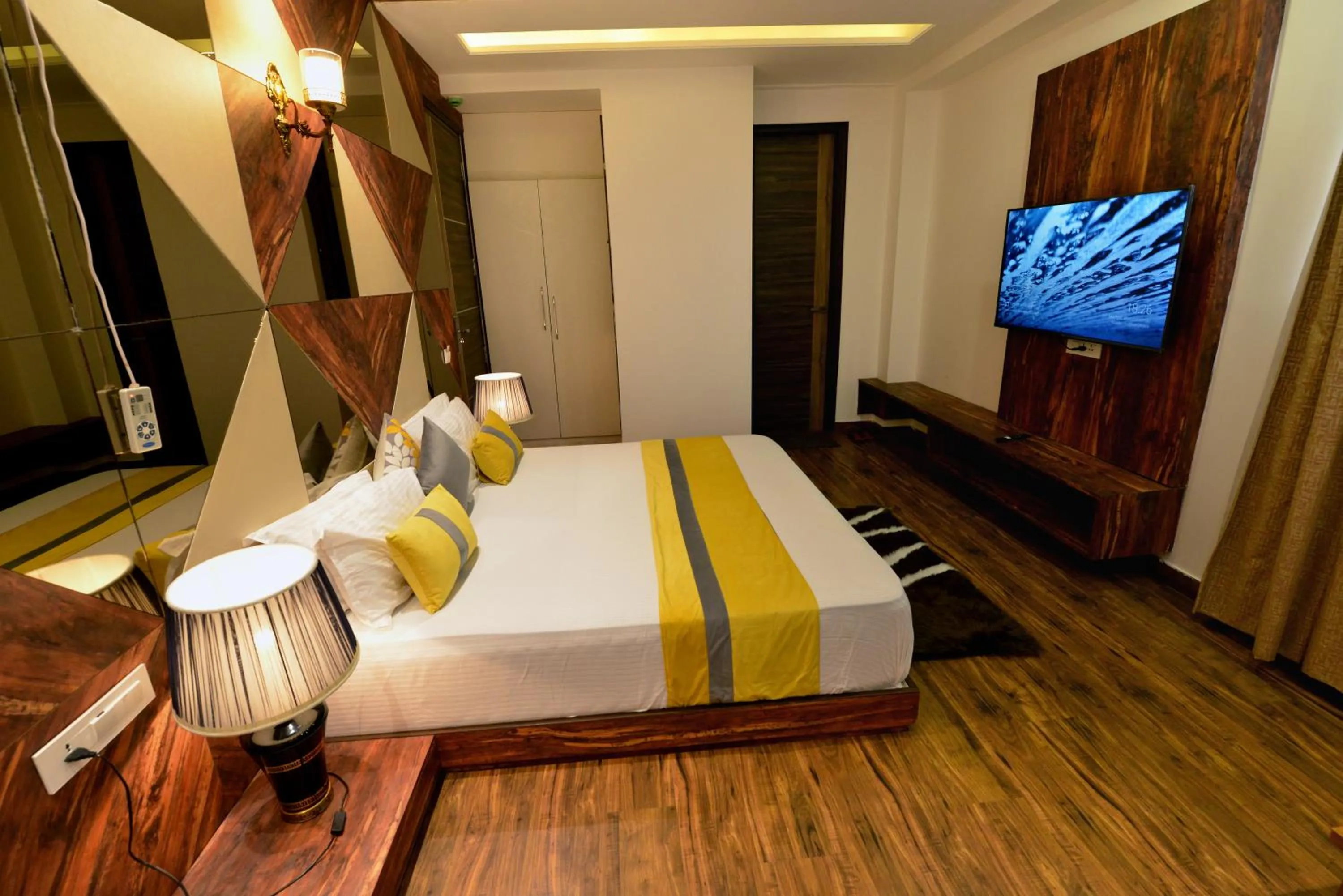 TV and multimedia, Bed in Hotel The Yellow