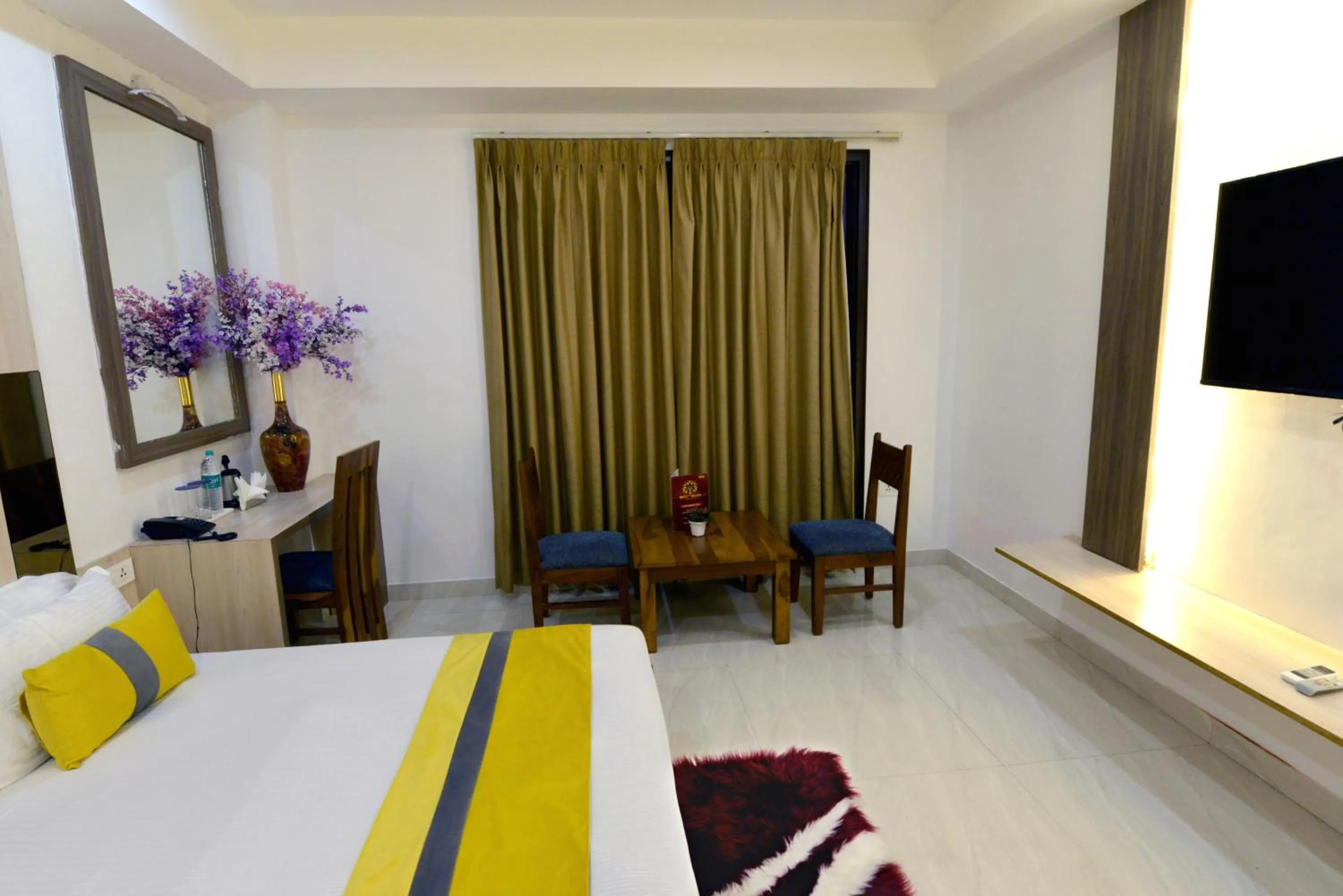 Photo of the whole room, Bed in Hotel The Yellow