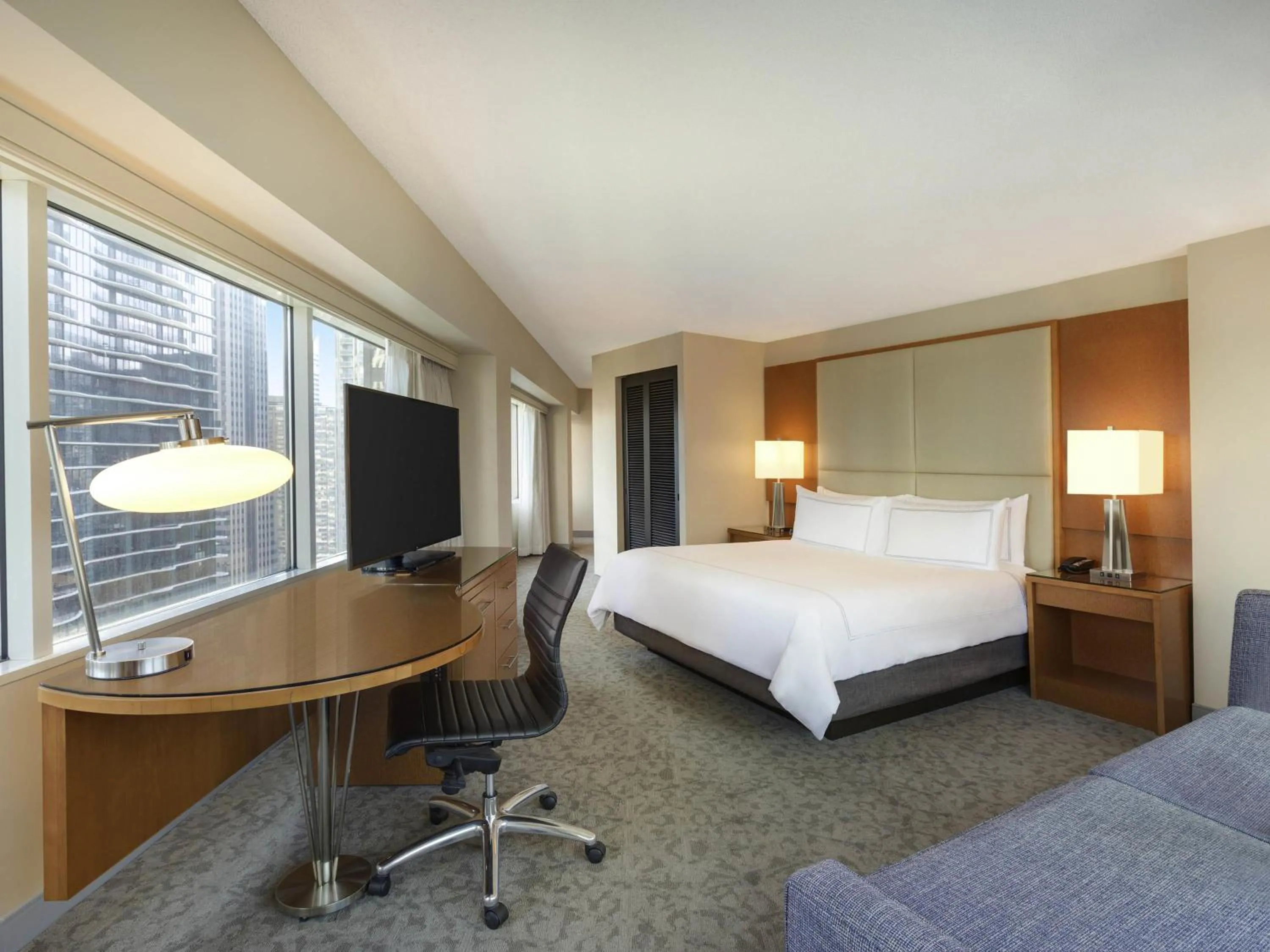Bedroom, Bed in Swissotel Chicago