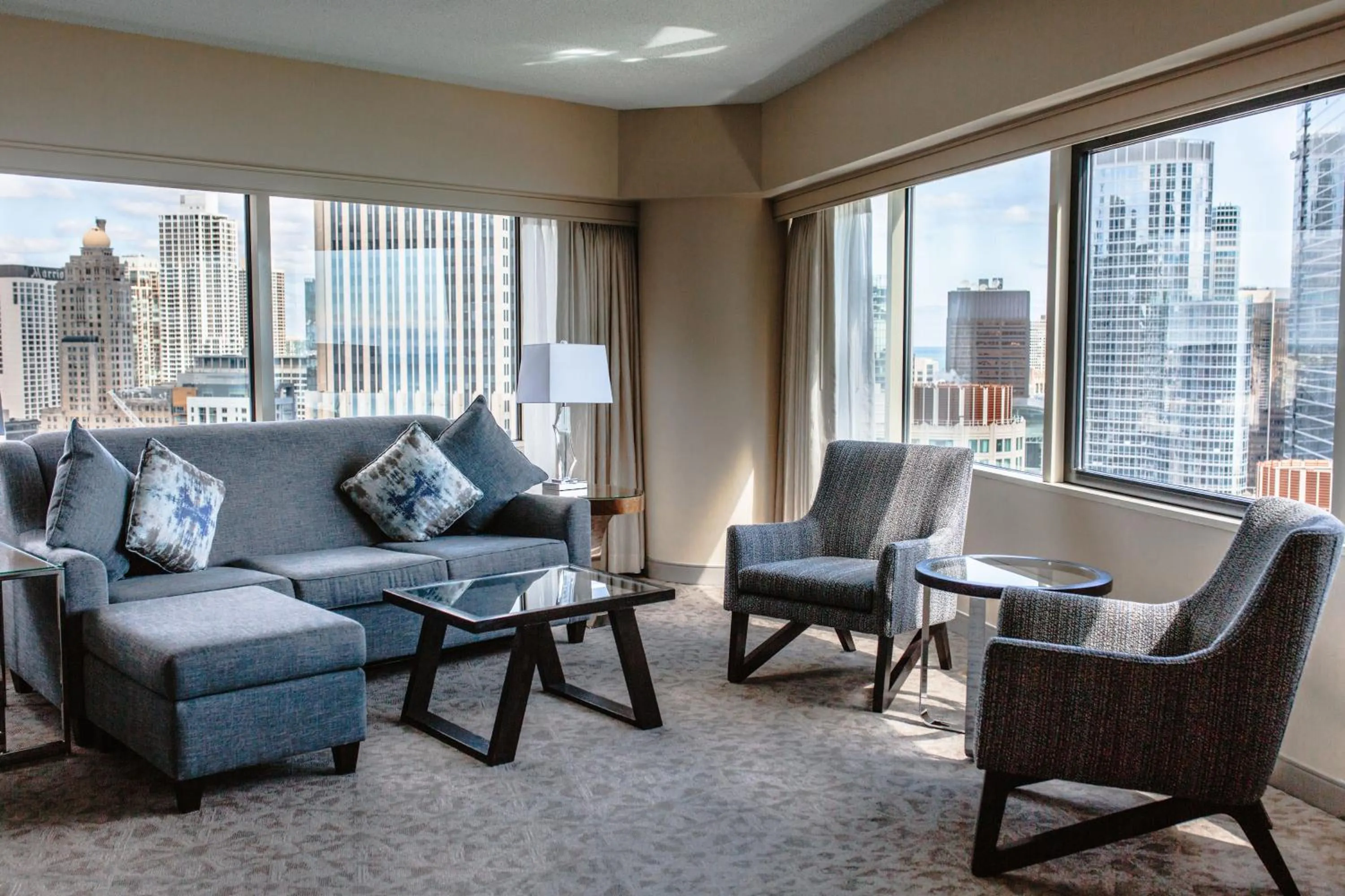 Living room in Swissotel Chicago