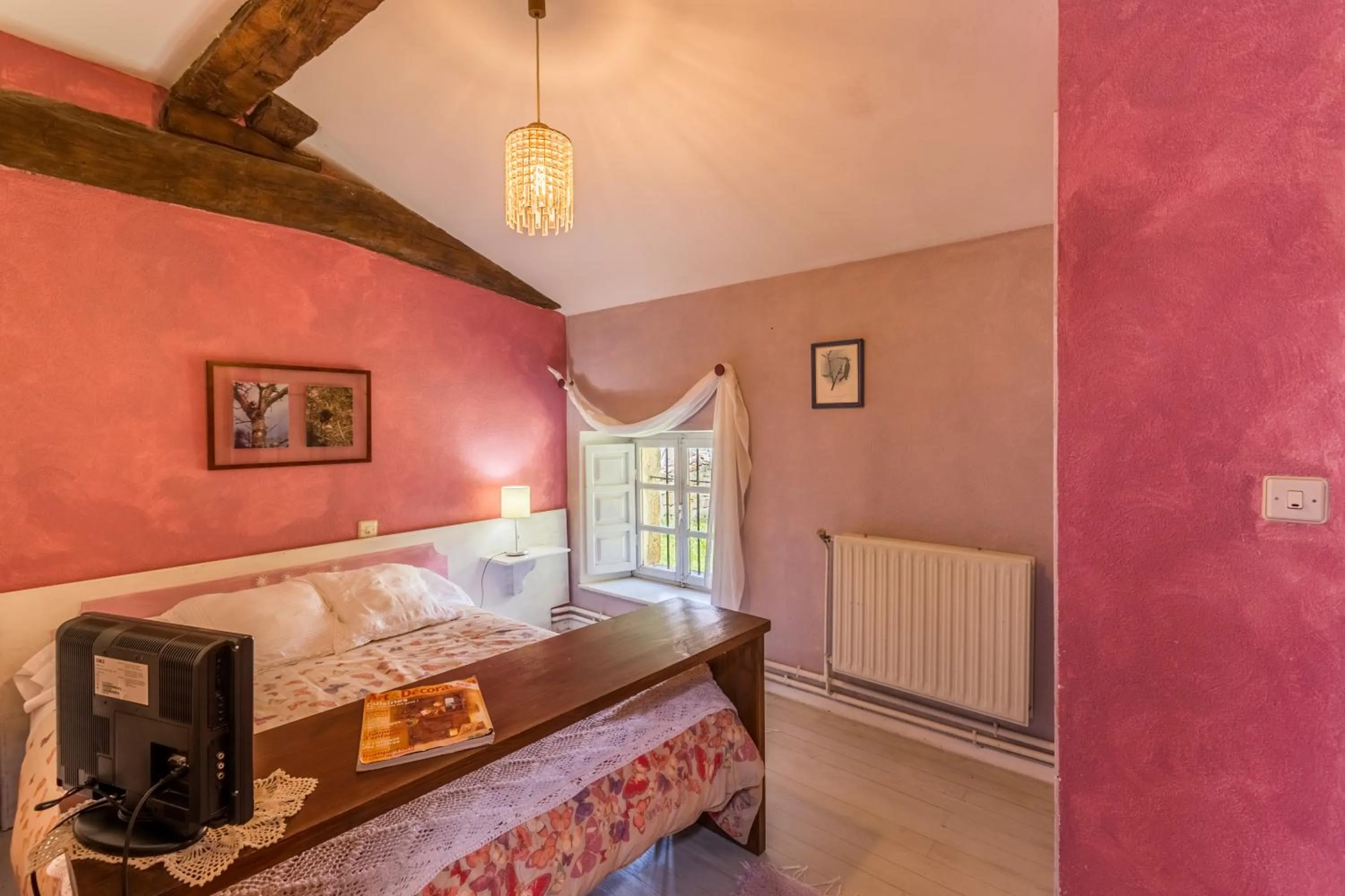 Photo of the whole room, Bed in vaquero casa rural alquiler completo