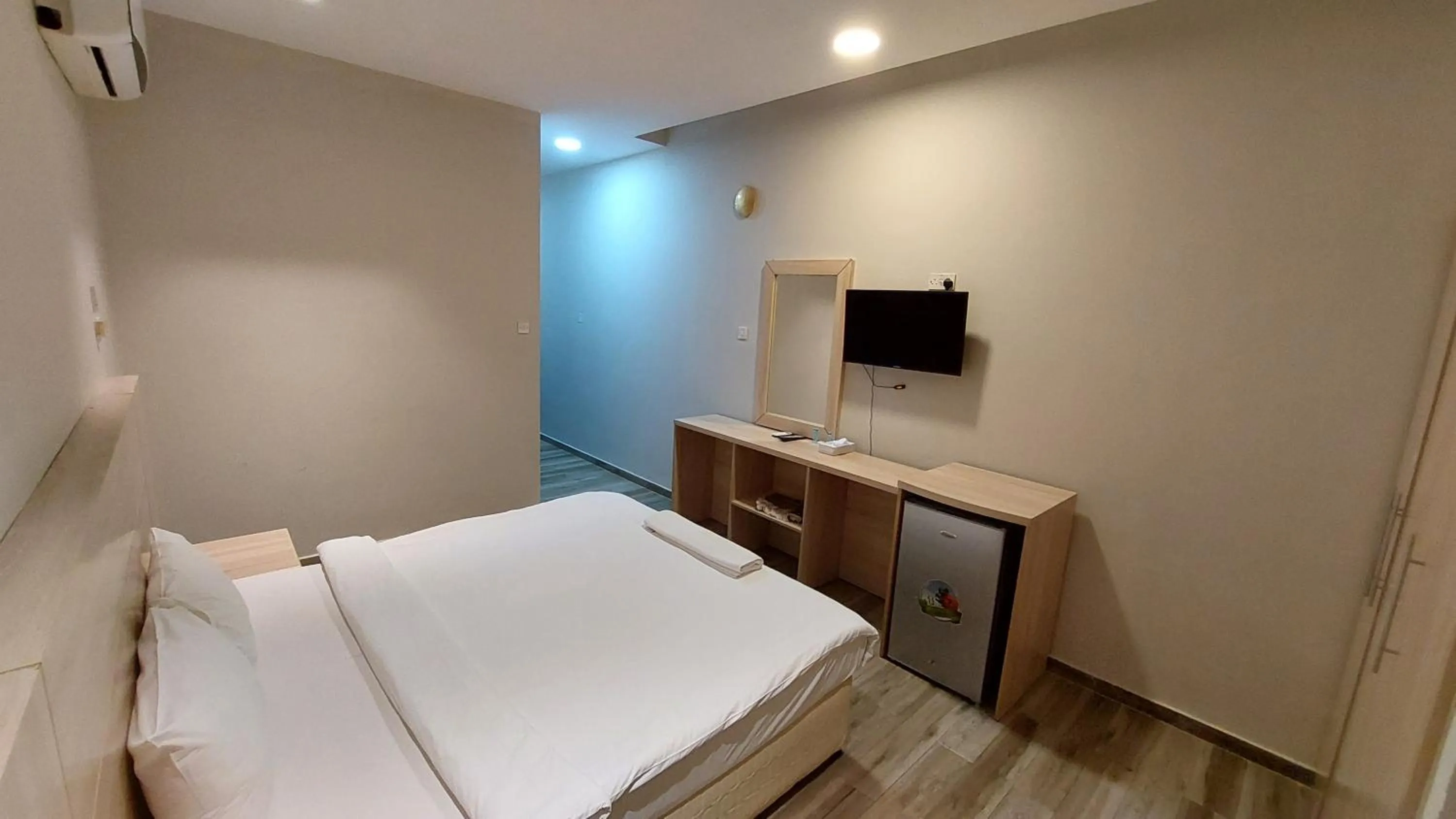 Bedroom, Bed in Grand Flora Hotel