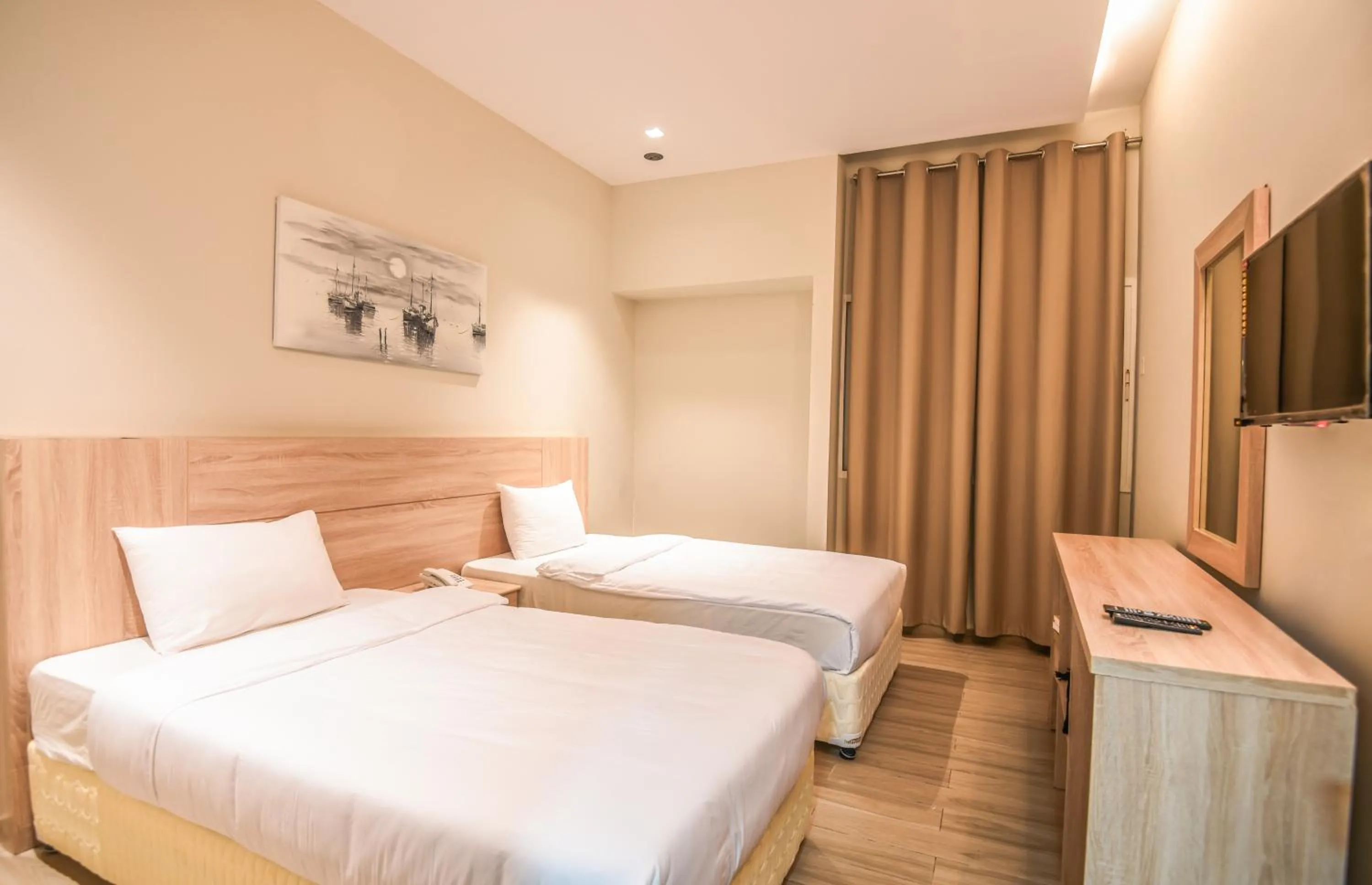 Bedroom, Bed in Grand Flora Hotel