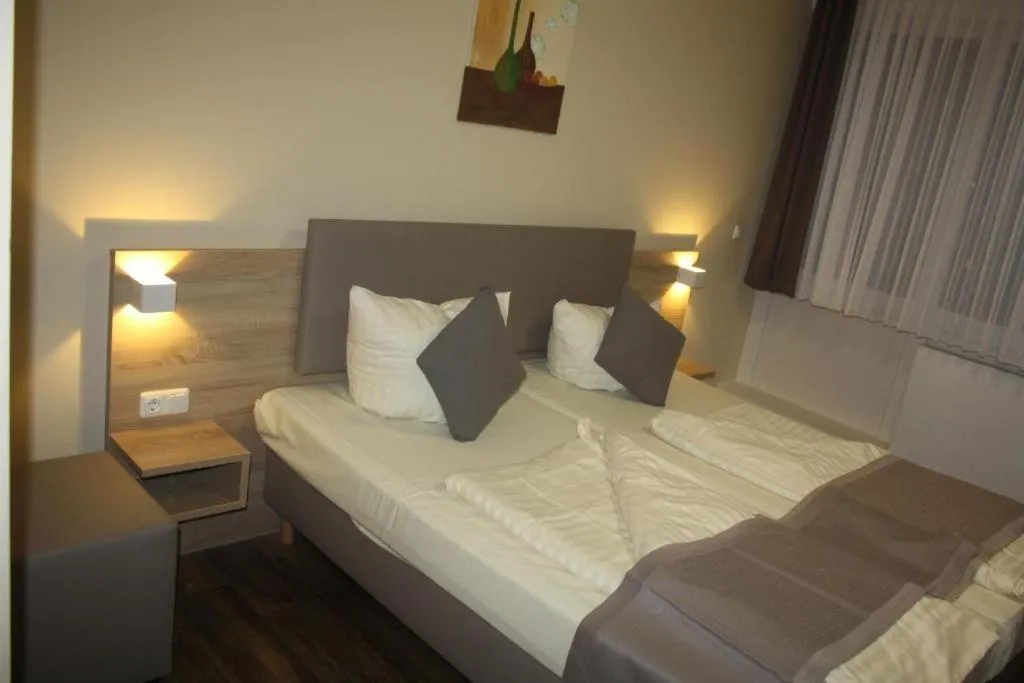 Bedroom, Bed in Hotel Harmshof Bispingen