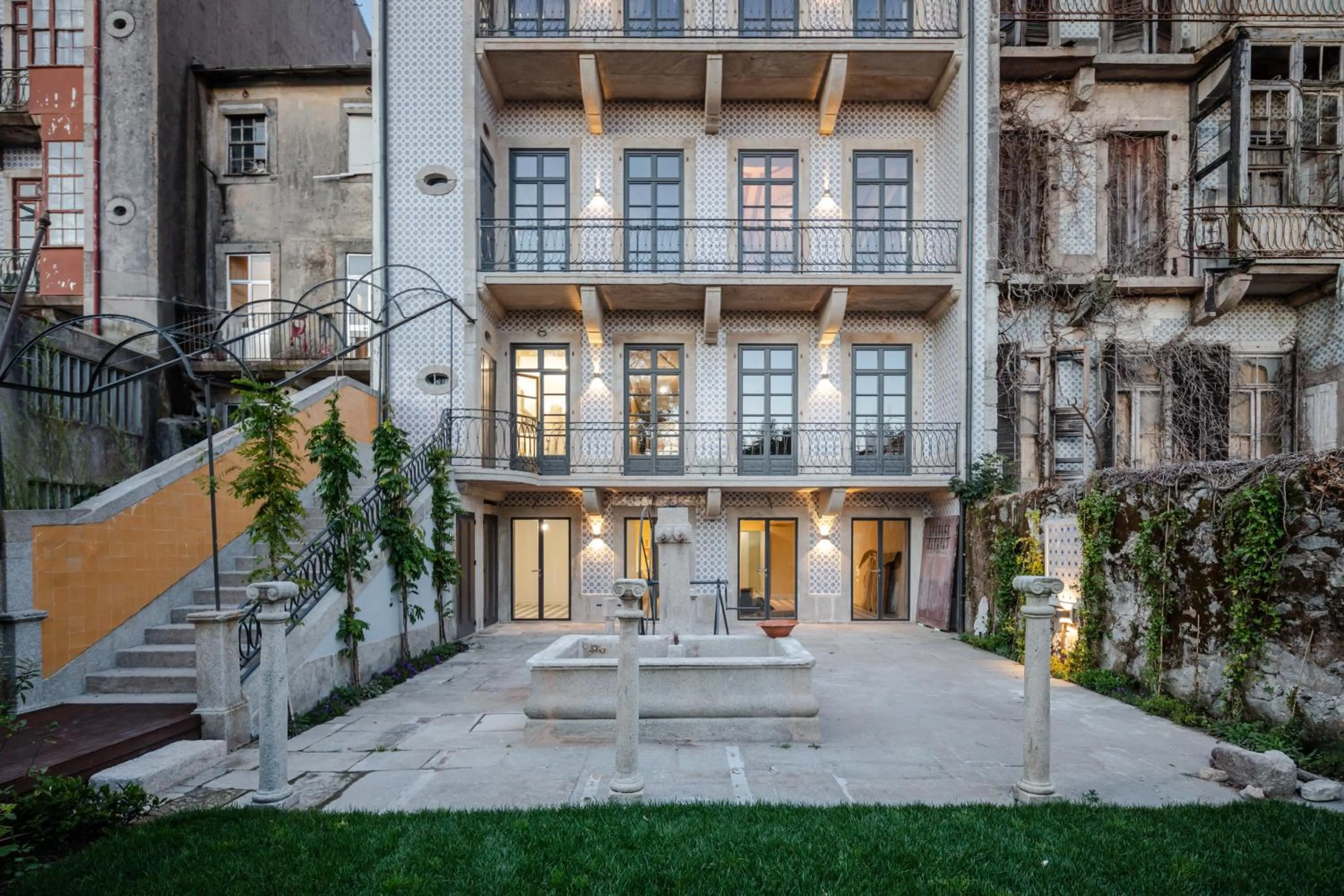 Property building in Menina Colina Guesthouse