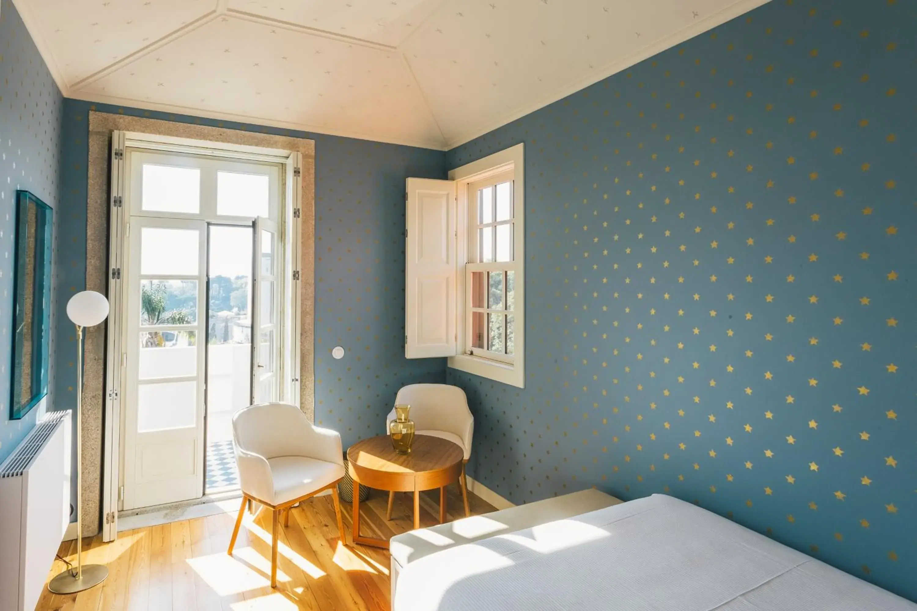 Small Double Room in Menina Colina Guesthouse Small Double Room in Menina Colina Guesthouse