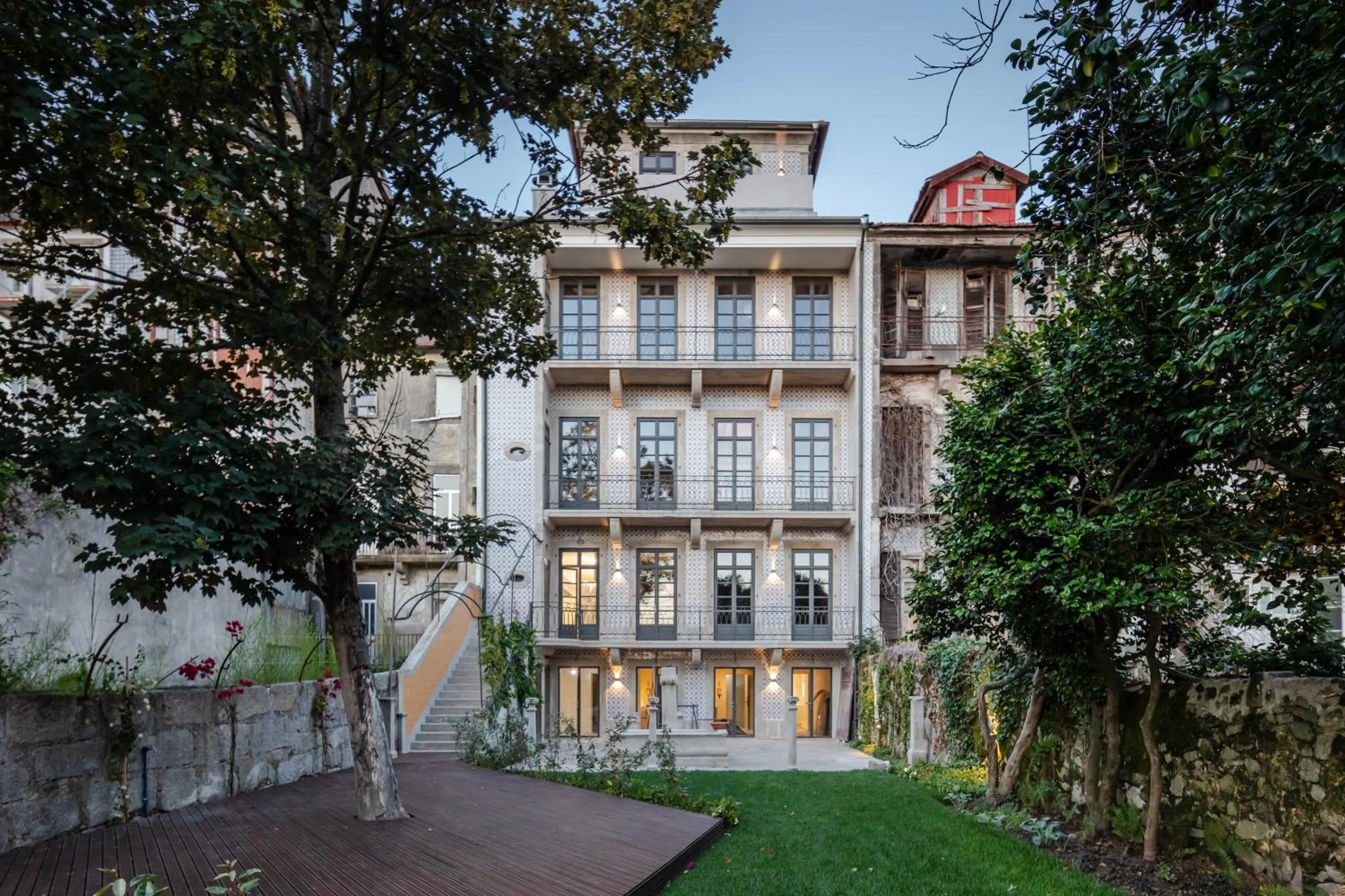 Property building in Menina Colina Guesthouse