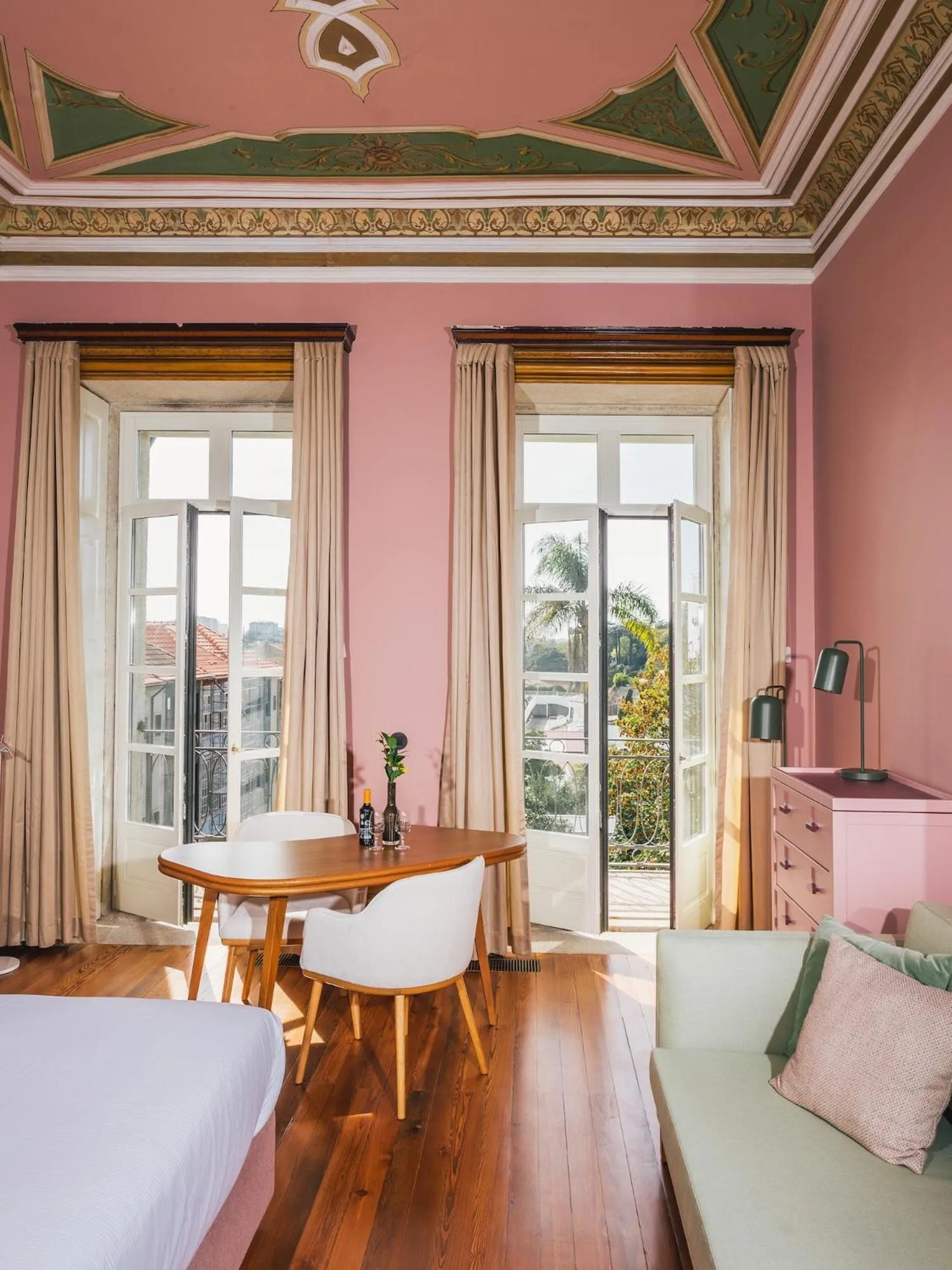 Bed in Menina Colina Guesthouse