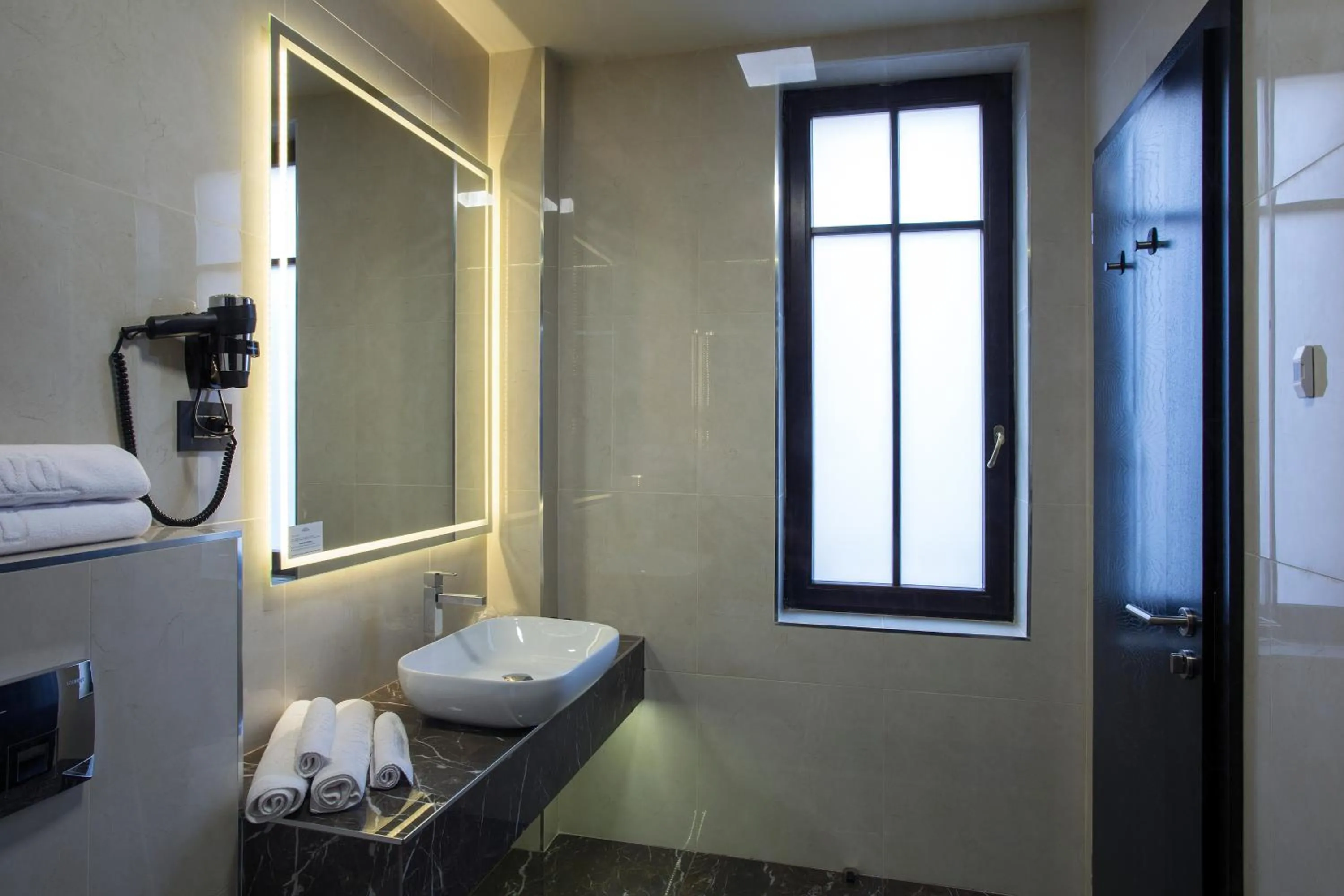 Bathroom, Bed in Old Town Hotel