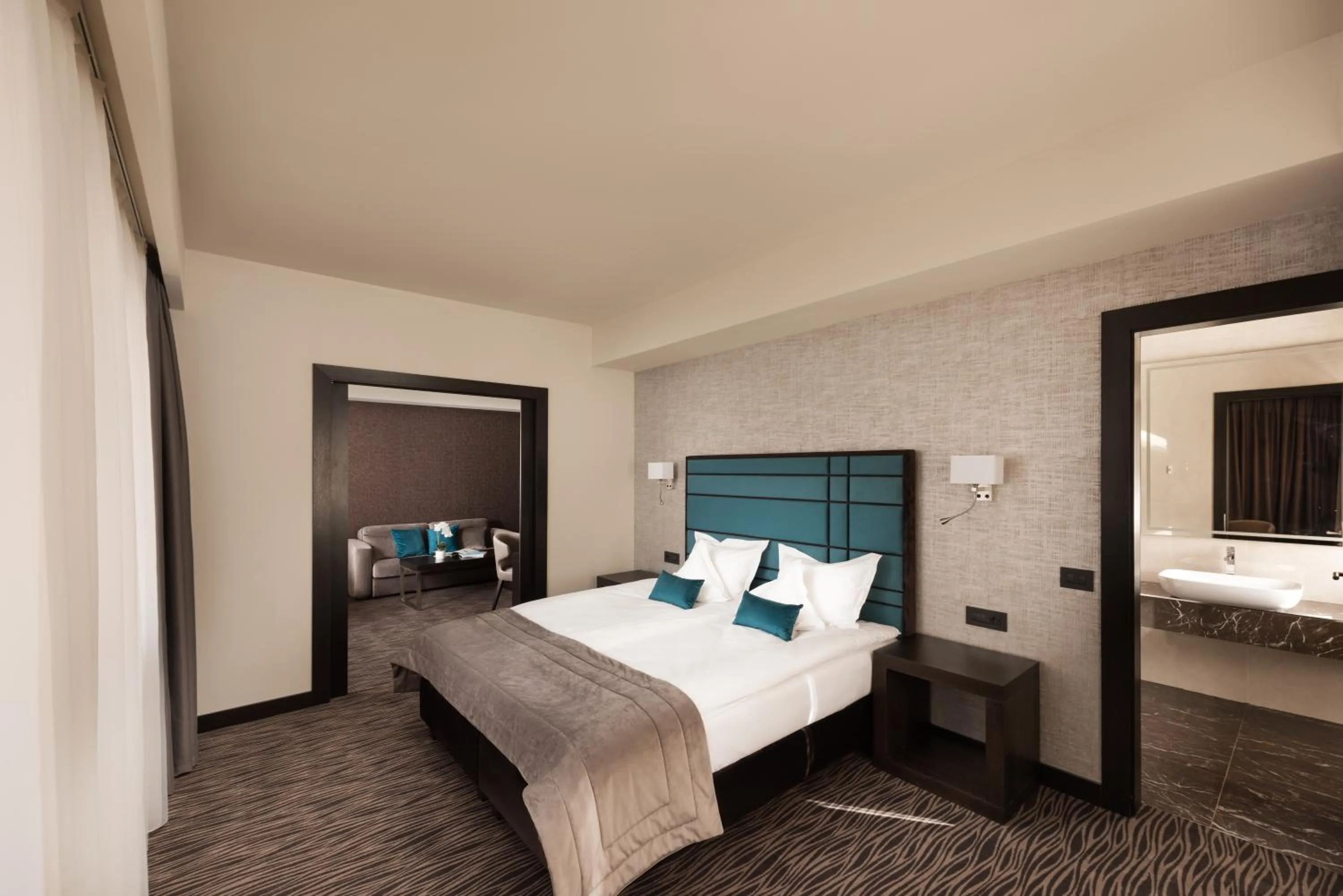 Staff, Bed in Old Town Hotel