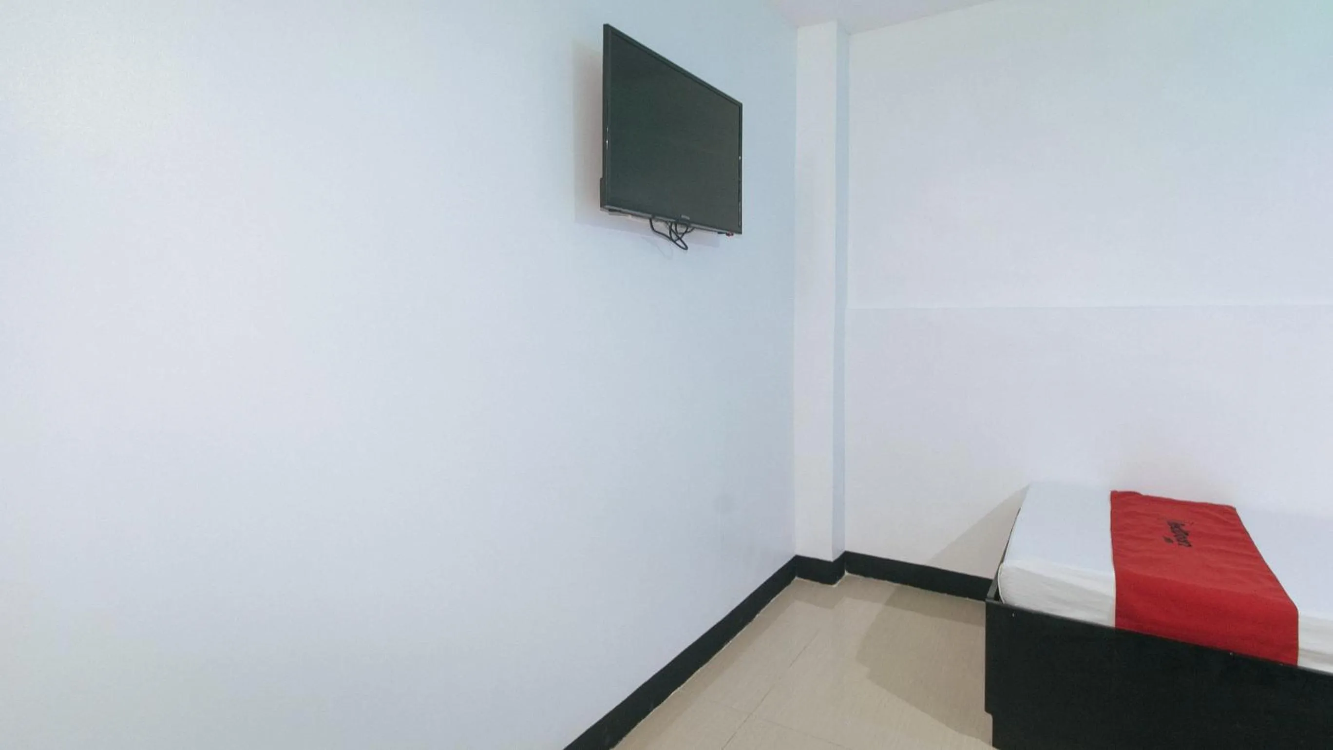 TV and multimedia, Bed in RedDoorz at Ranchotel Bayanan Alabang