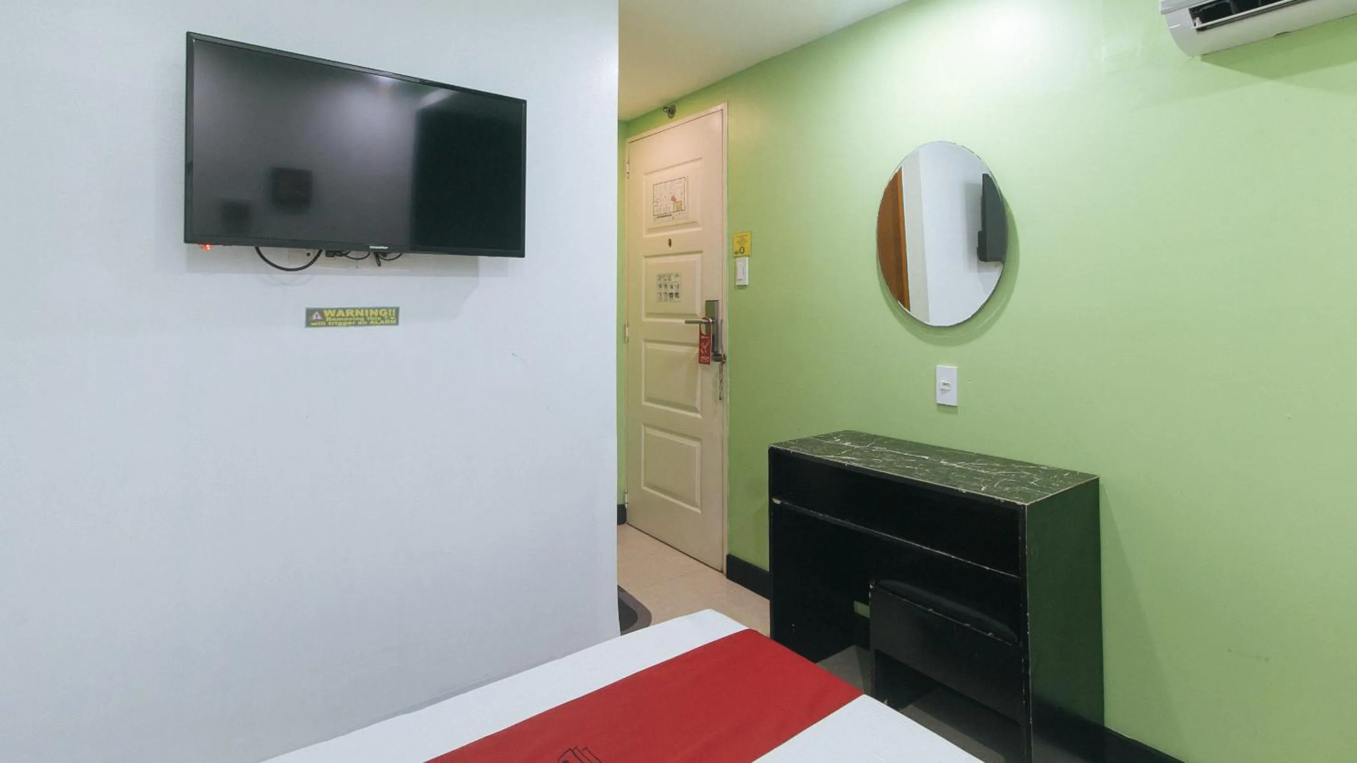 Bed in RedDoorz at Ranchotel Bayanan Alabang