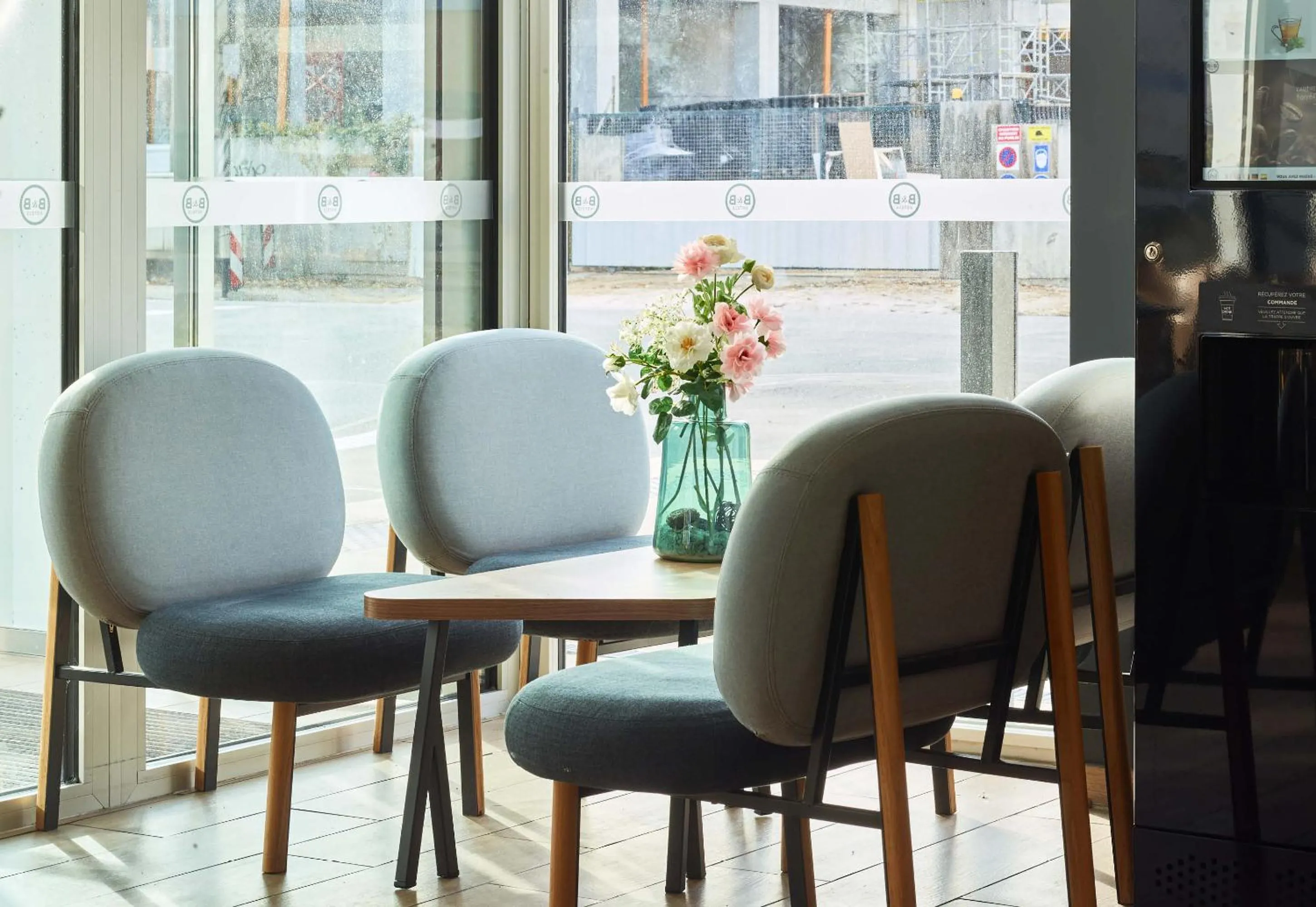 Seating area in B&B HOTEL Massy Gare TGV