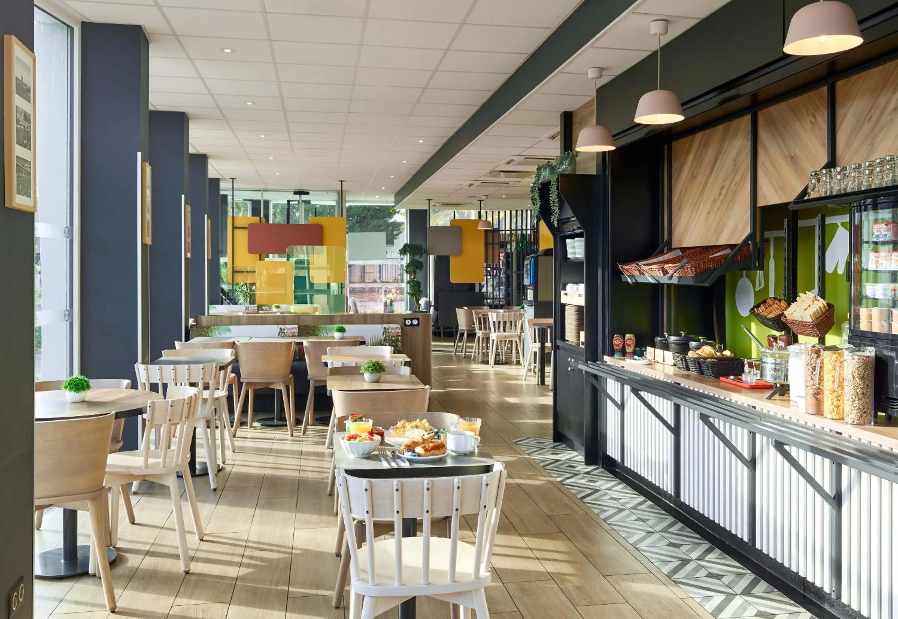 Restaurant/places to eat in B&B HOTEL Massy Gare TGV