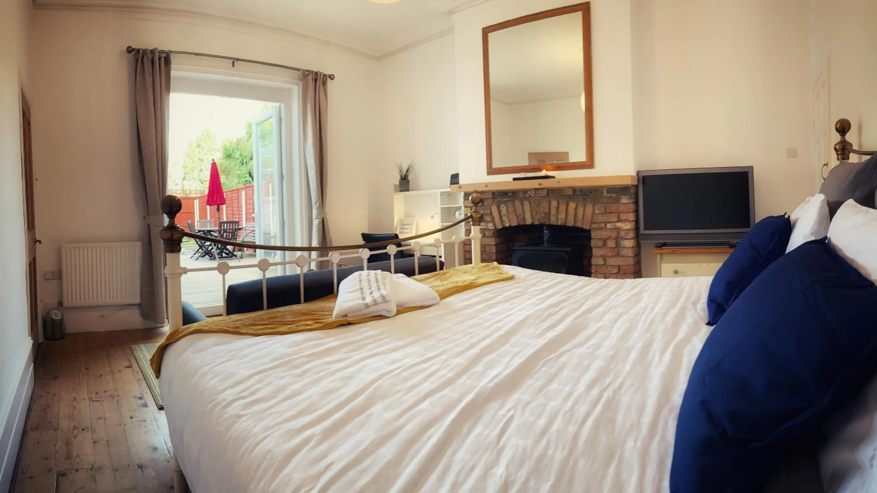 Bed in Paul's Place near Heathrow