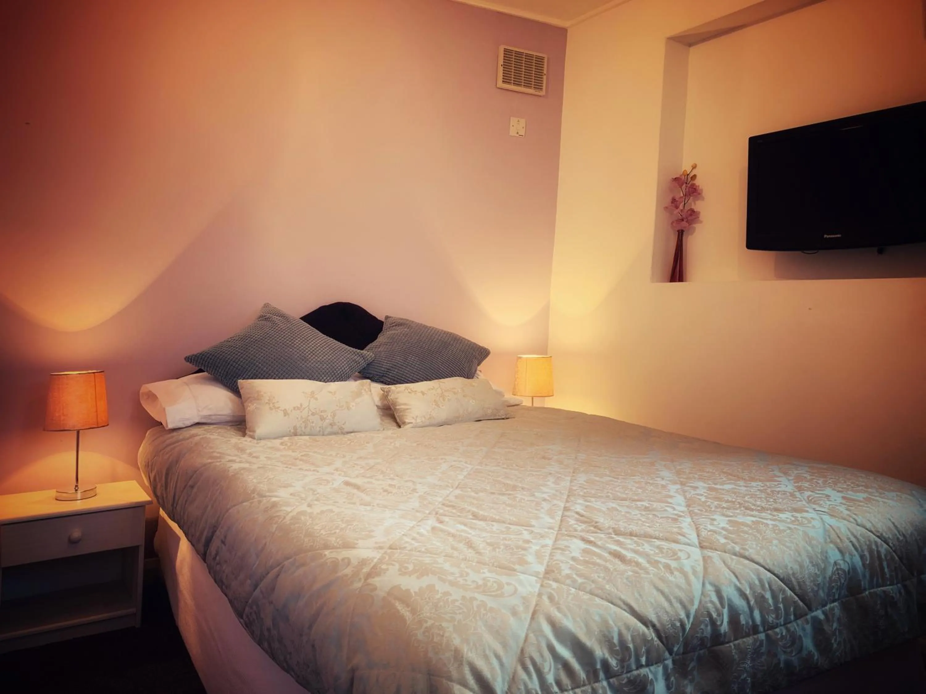 Bed in Paul's Place near Heathrow