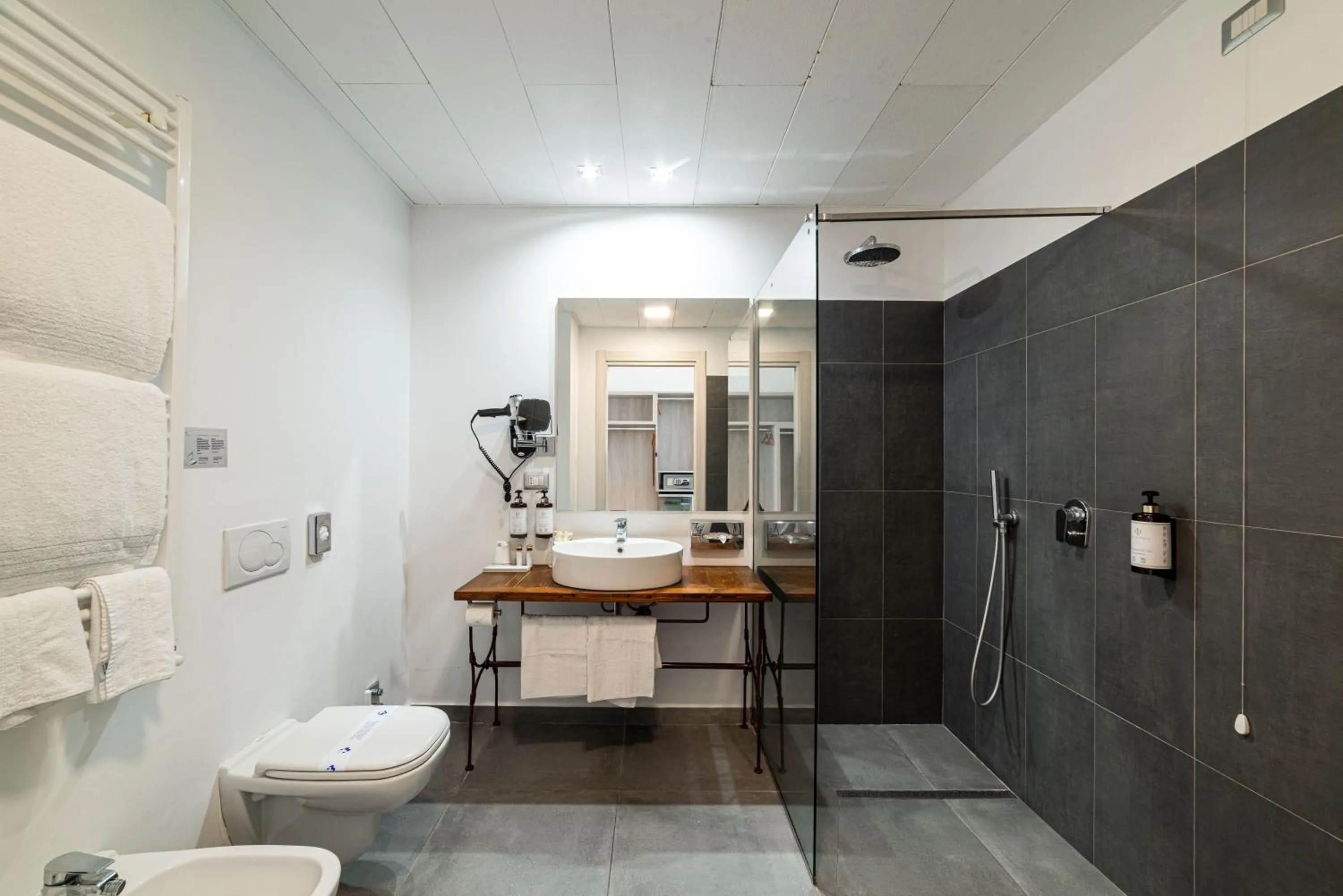 Shower in Phi Hotel Milano