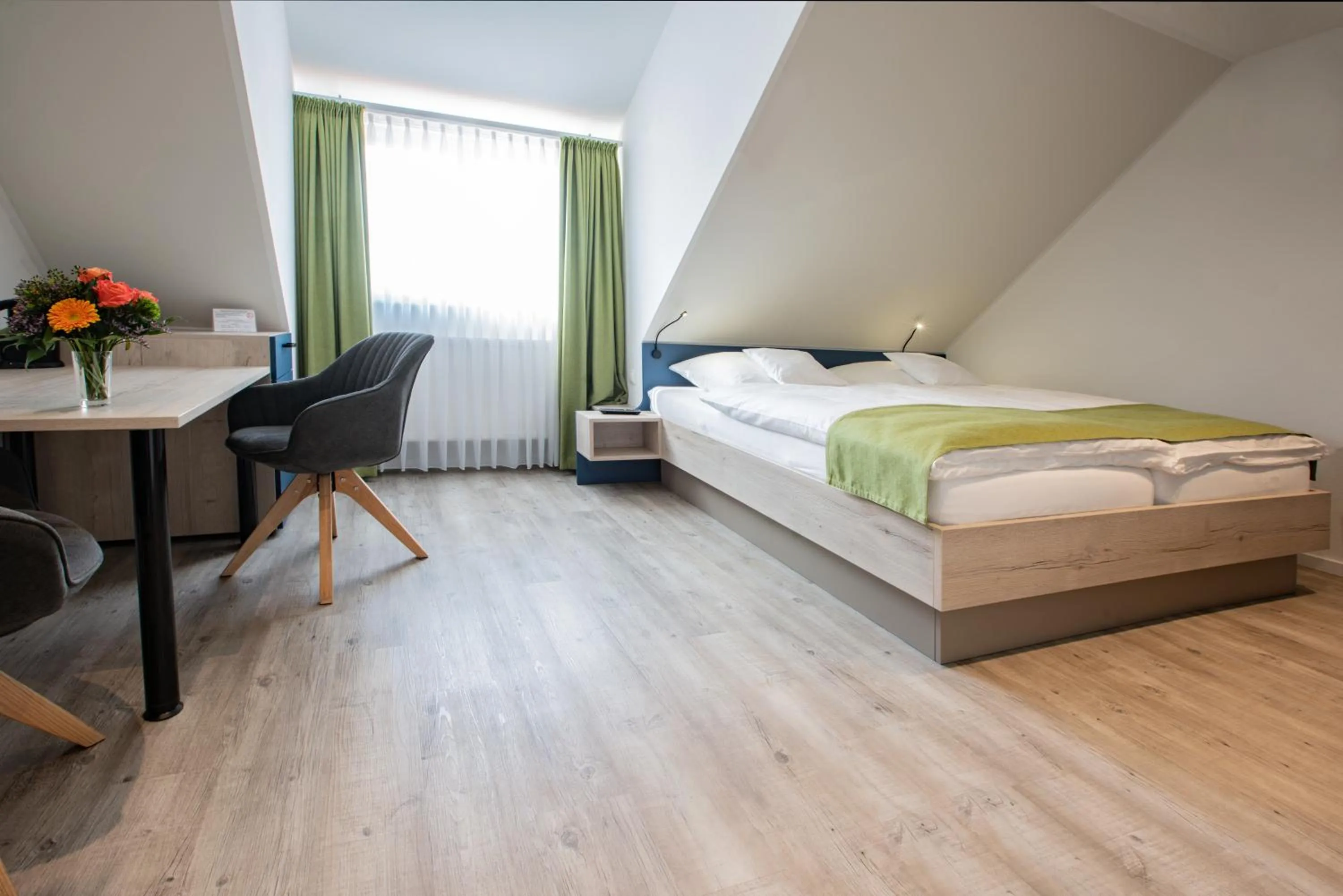 Bed in CAESARO Hotel & Pizzeria - 20 Jahre Familienunternehmen