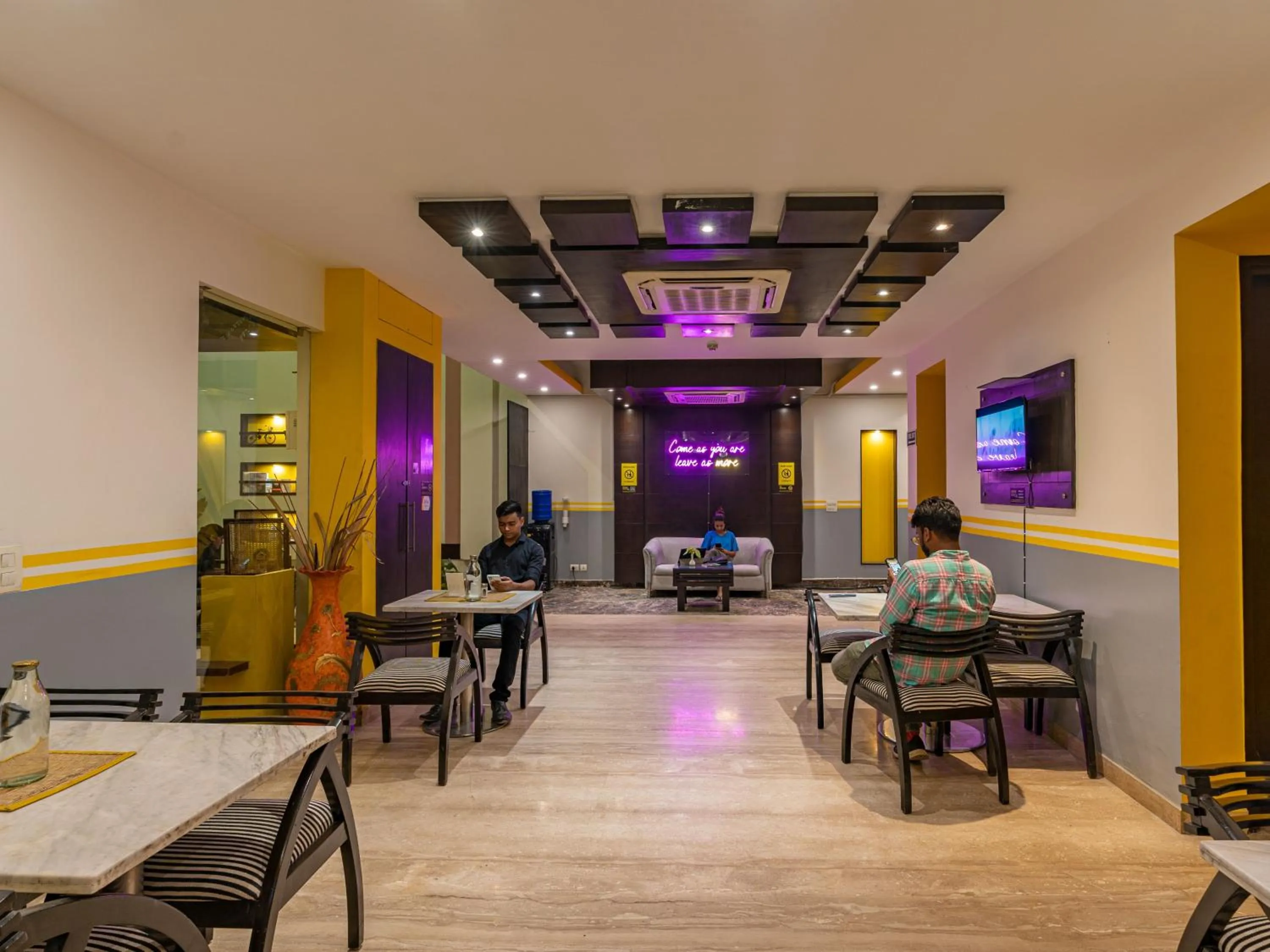 Restaurant/places to eat in The Hosteller Delhi