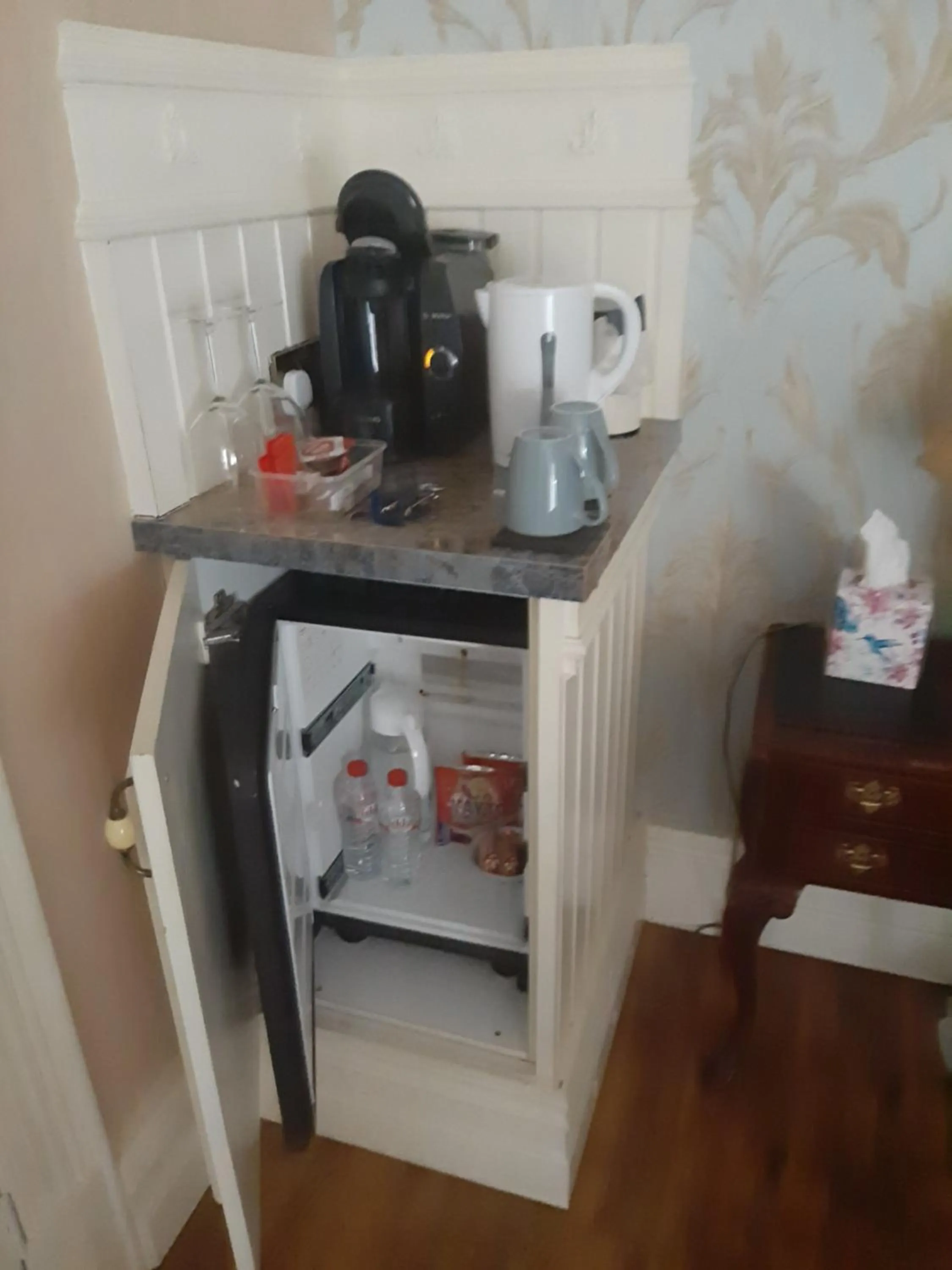 Coffee/tea facilities in Riverside Lodge