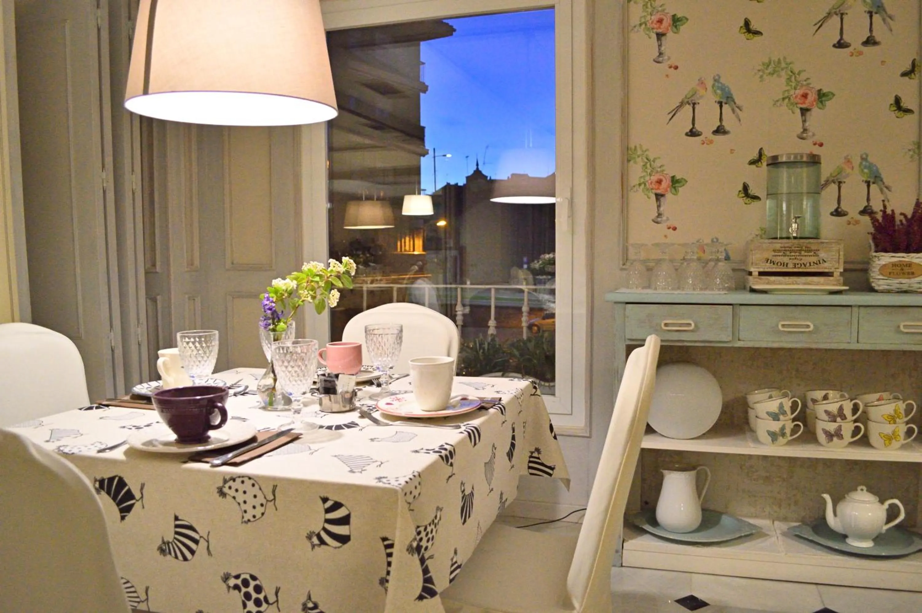 Restaurant/places to eat in Ares Hotel