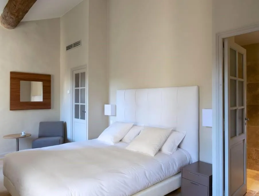 Bed in Hôtel & Restaurant de charme - La Bégude Saint-Pierre