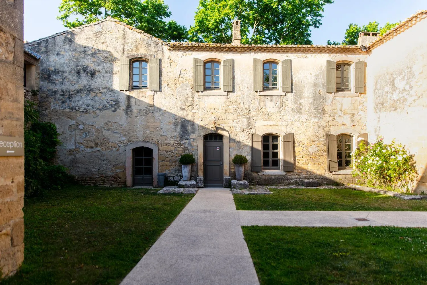 Inner courtyard view in Hôtel & Restaurant de charme - La Bégude Saint-Pierre