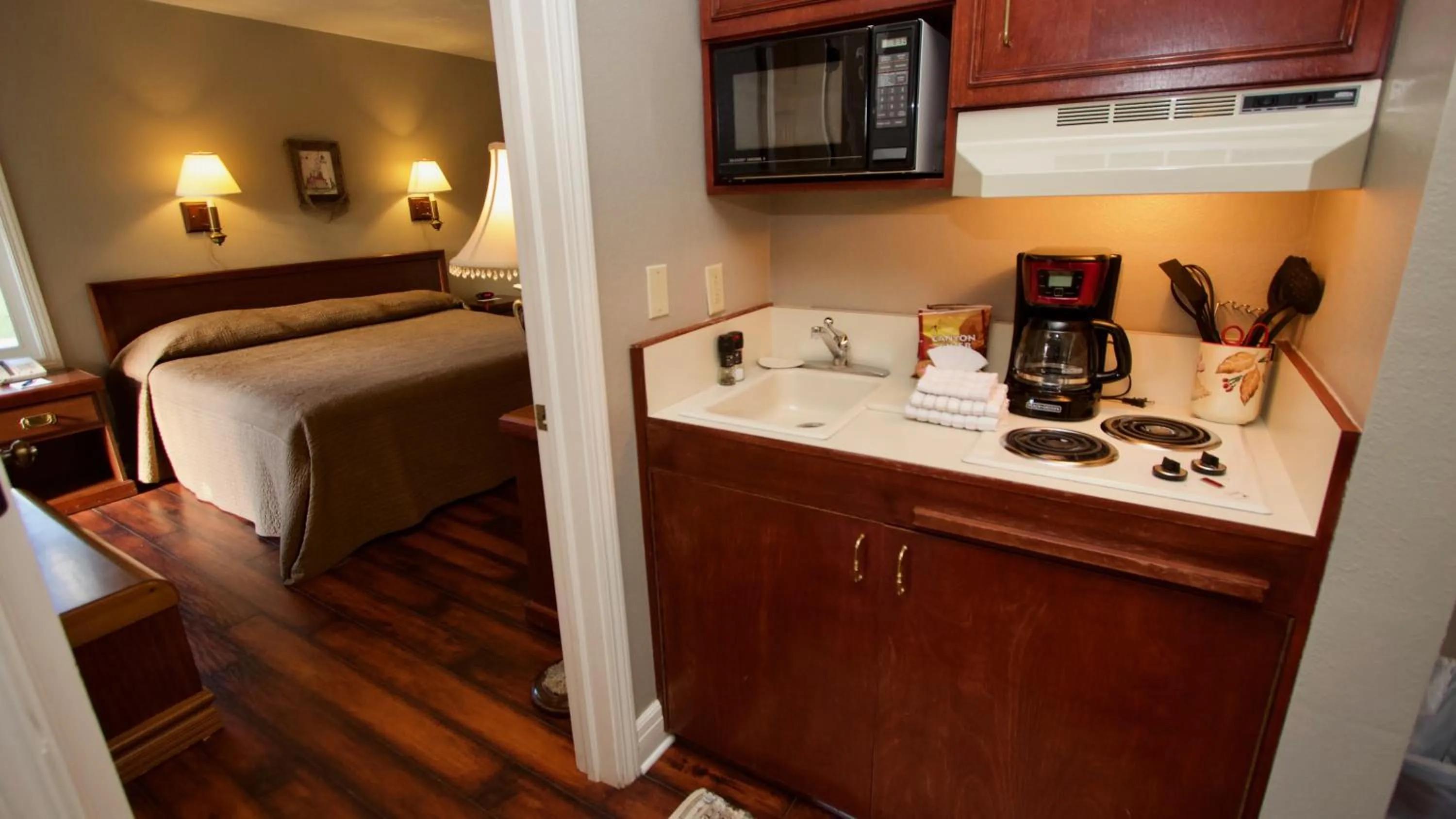 Kitchen or kitchenette, Bed in Baileys Harbor Yacht Club Resort