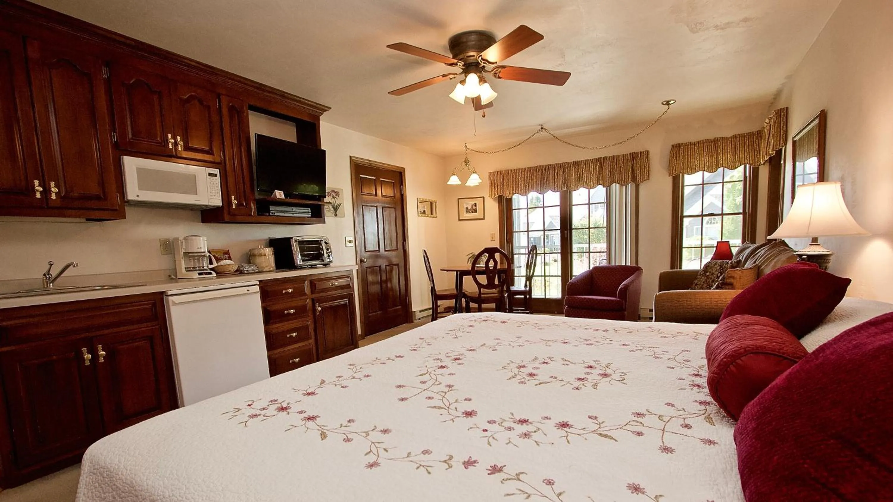 Photo of the whole room, Bed in Baileys Harbor Yacht Club Resort
