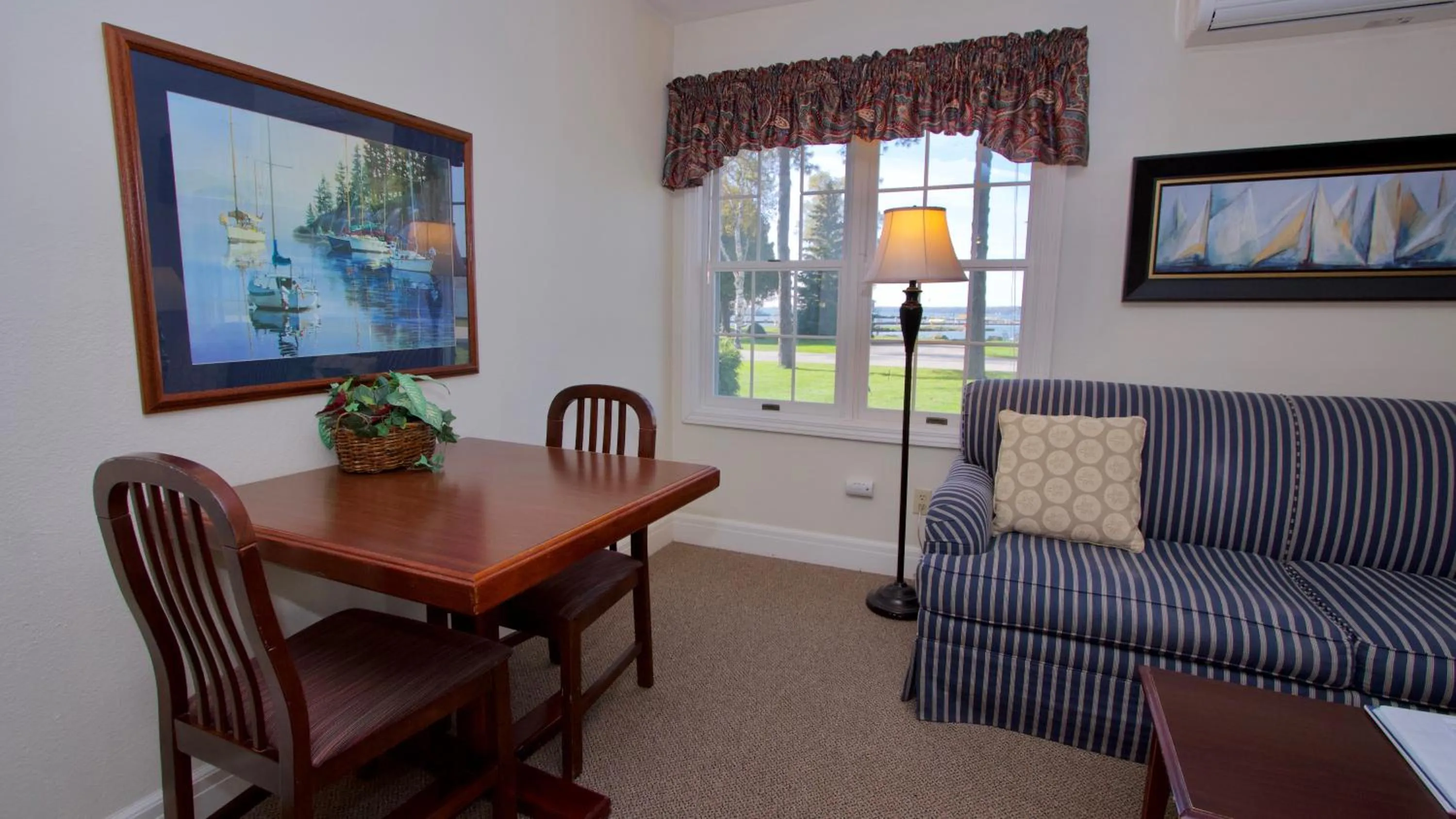 Seating area in Baileys Harbor Yacht Club Resort